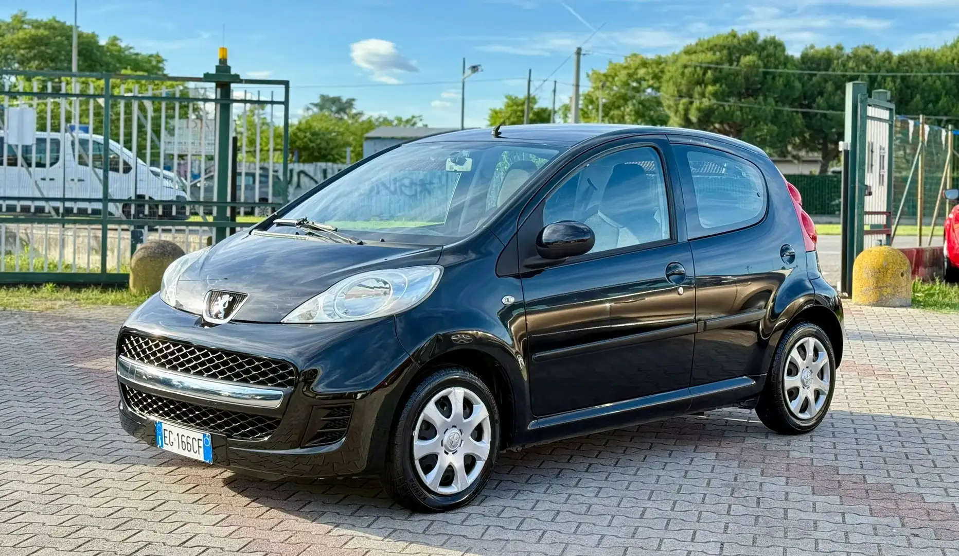 Peugeot 107 1.0 12v Access (desir) 5p NEOPATENTATI Schwarz - 1