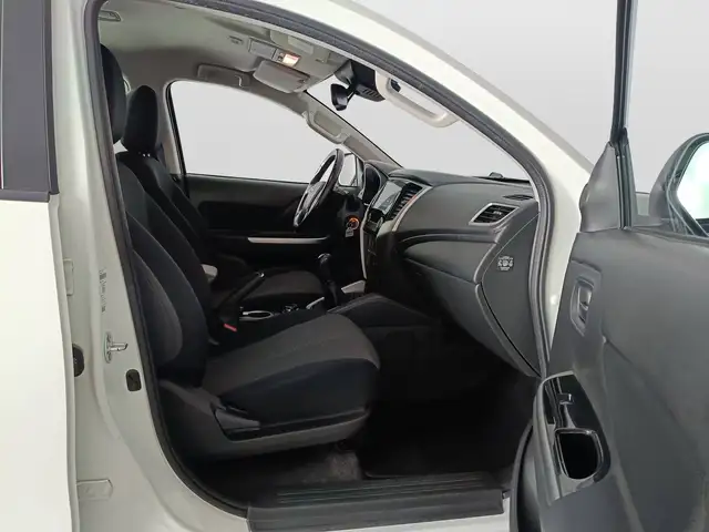 Mitsubishi L200 view 11
