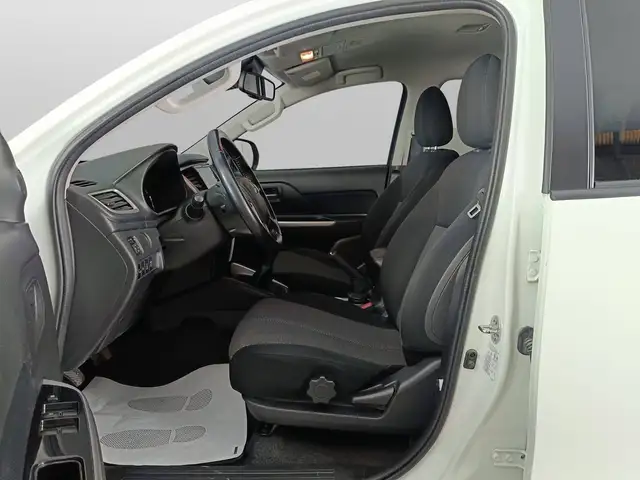 Mitsubishi L200 view 8