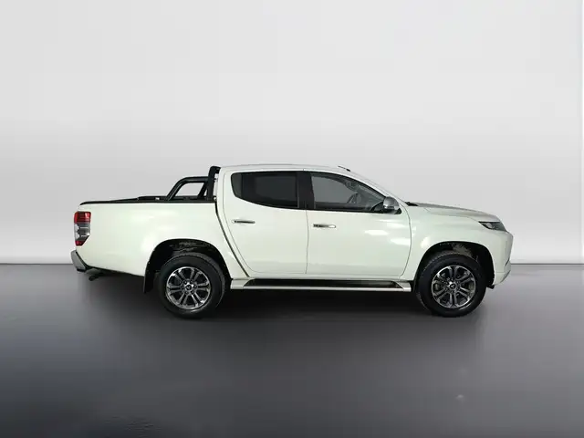 Mitsubishi L200 view 3