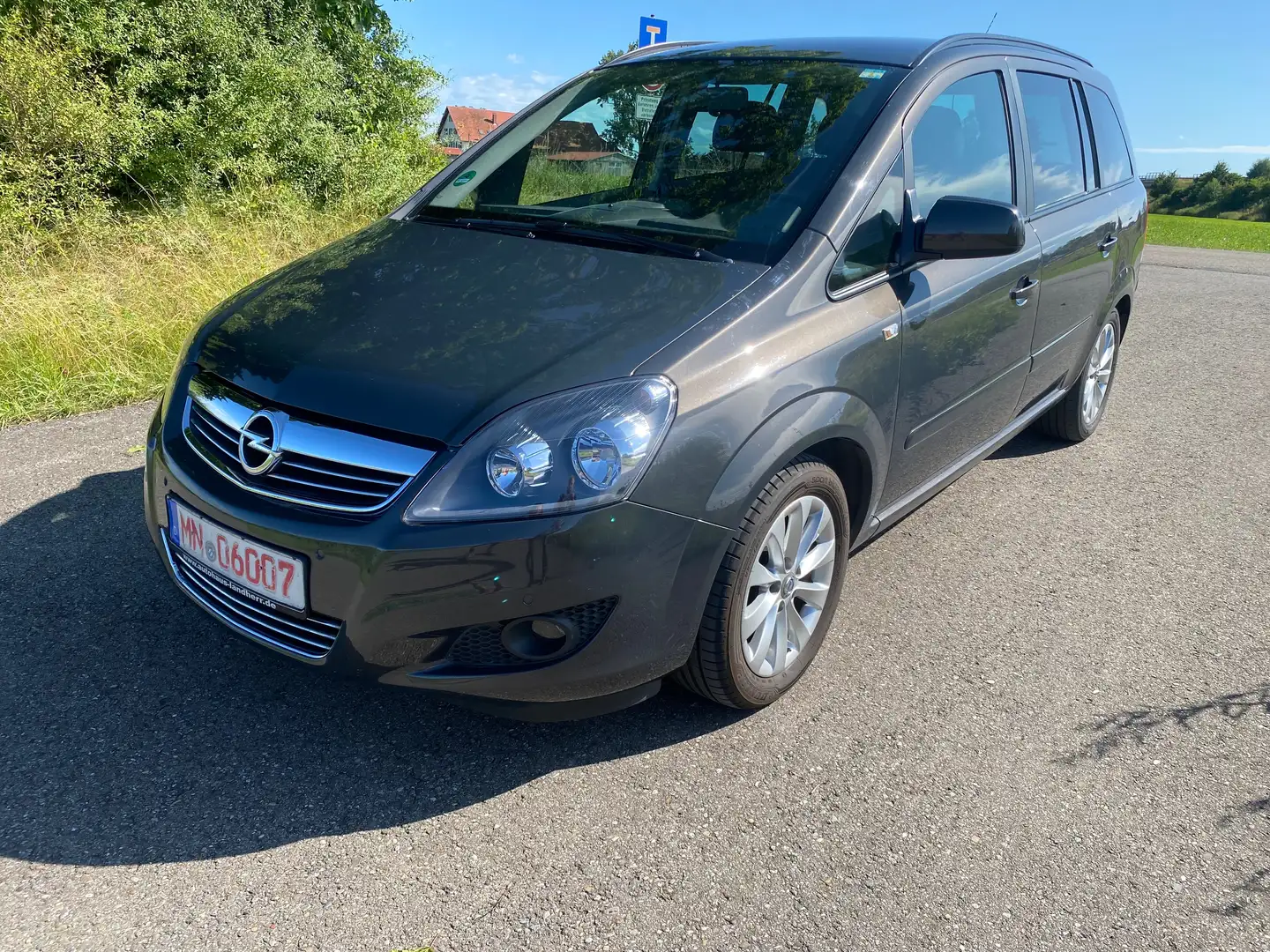 Opel Zafira Family Grau - 1