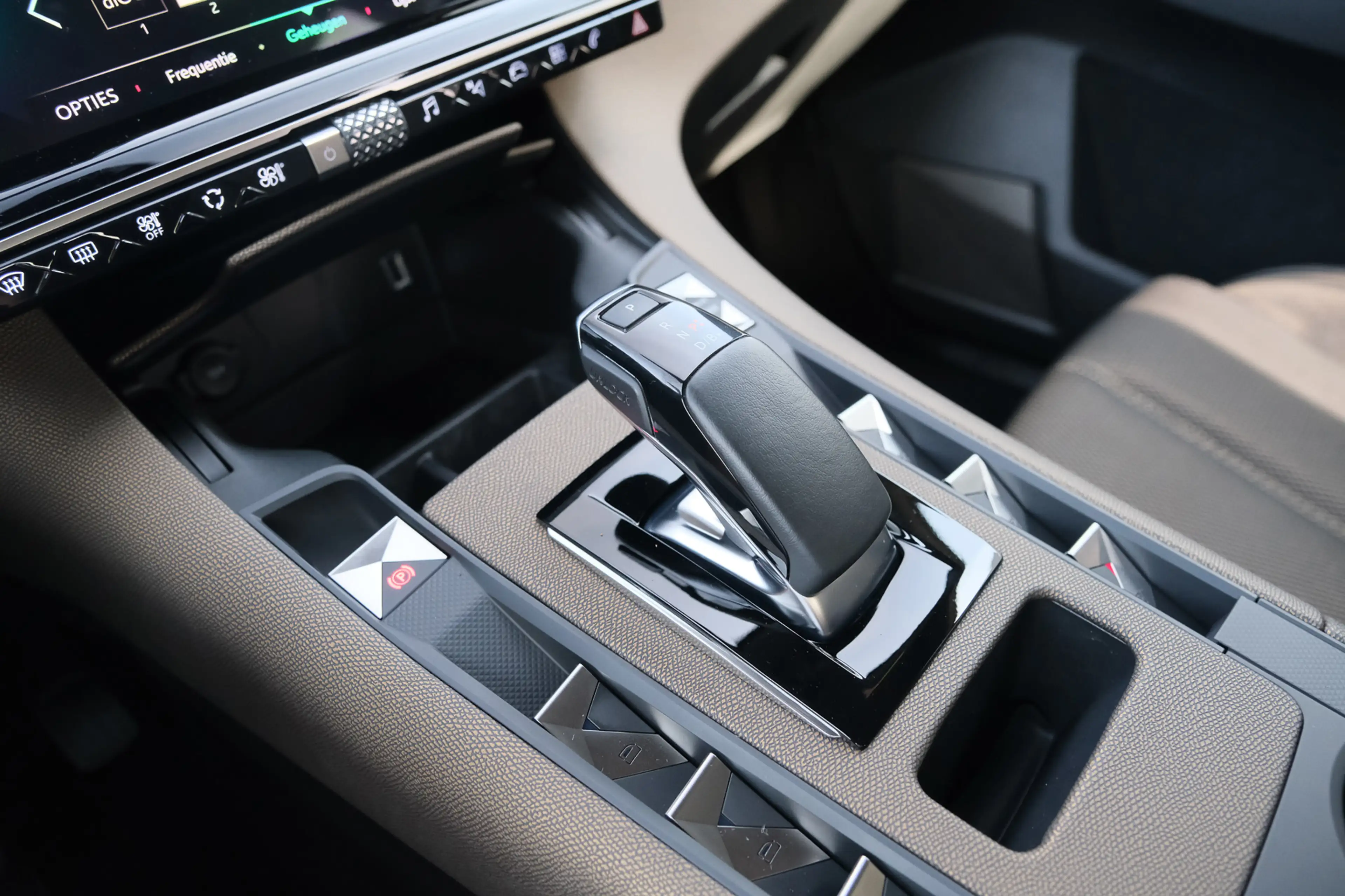 DS Automobiles DS 7 Crossback E-Tense Bastille+ — photo 9