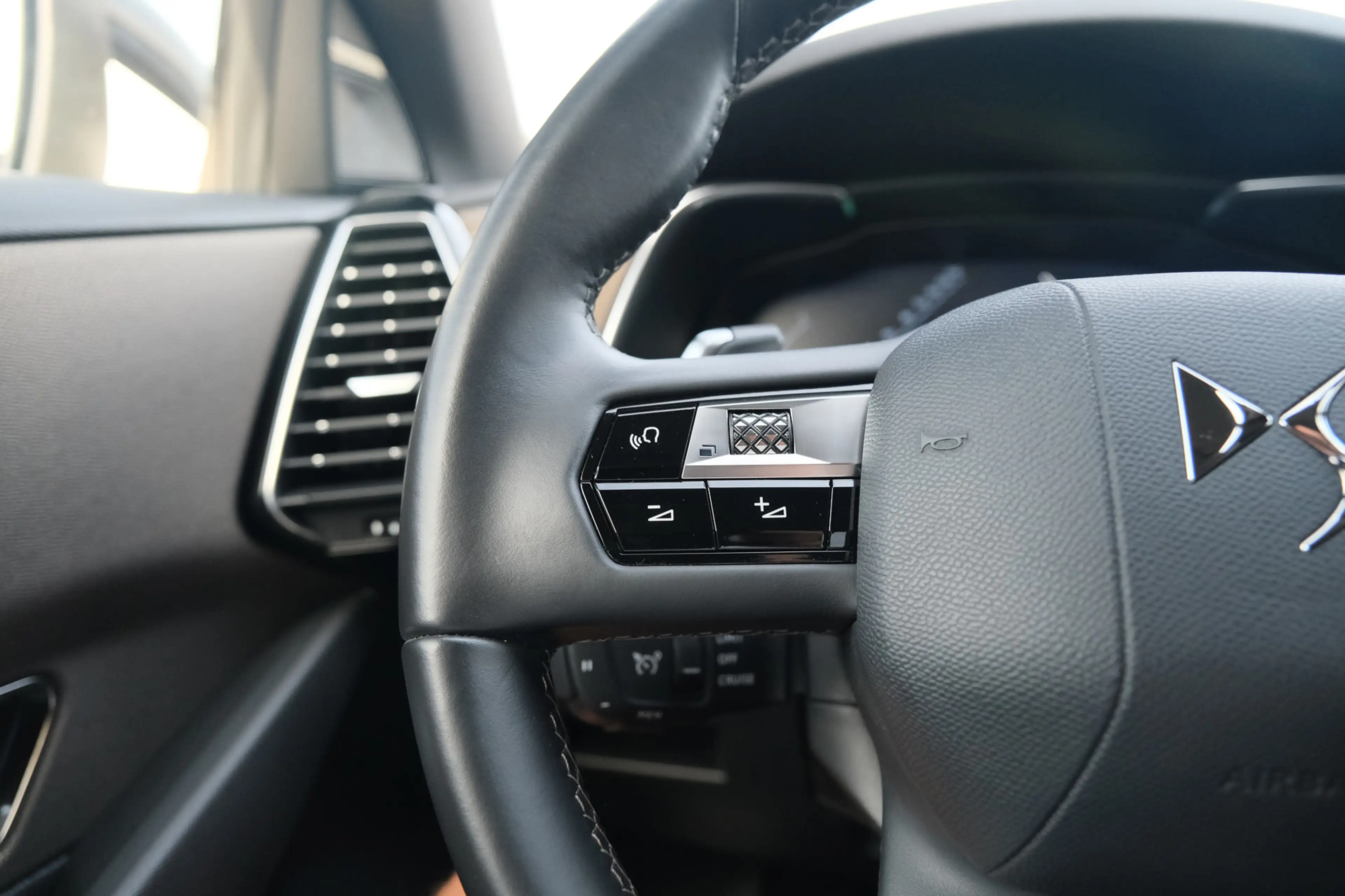 DS Automobiles DS 7 Crossback E-Tense Bastille+ — photo 15