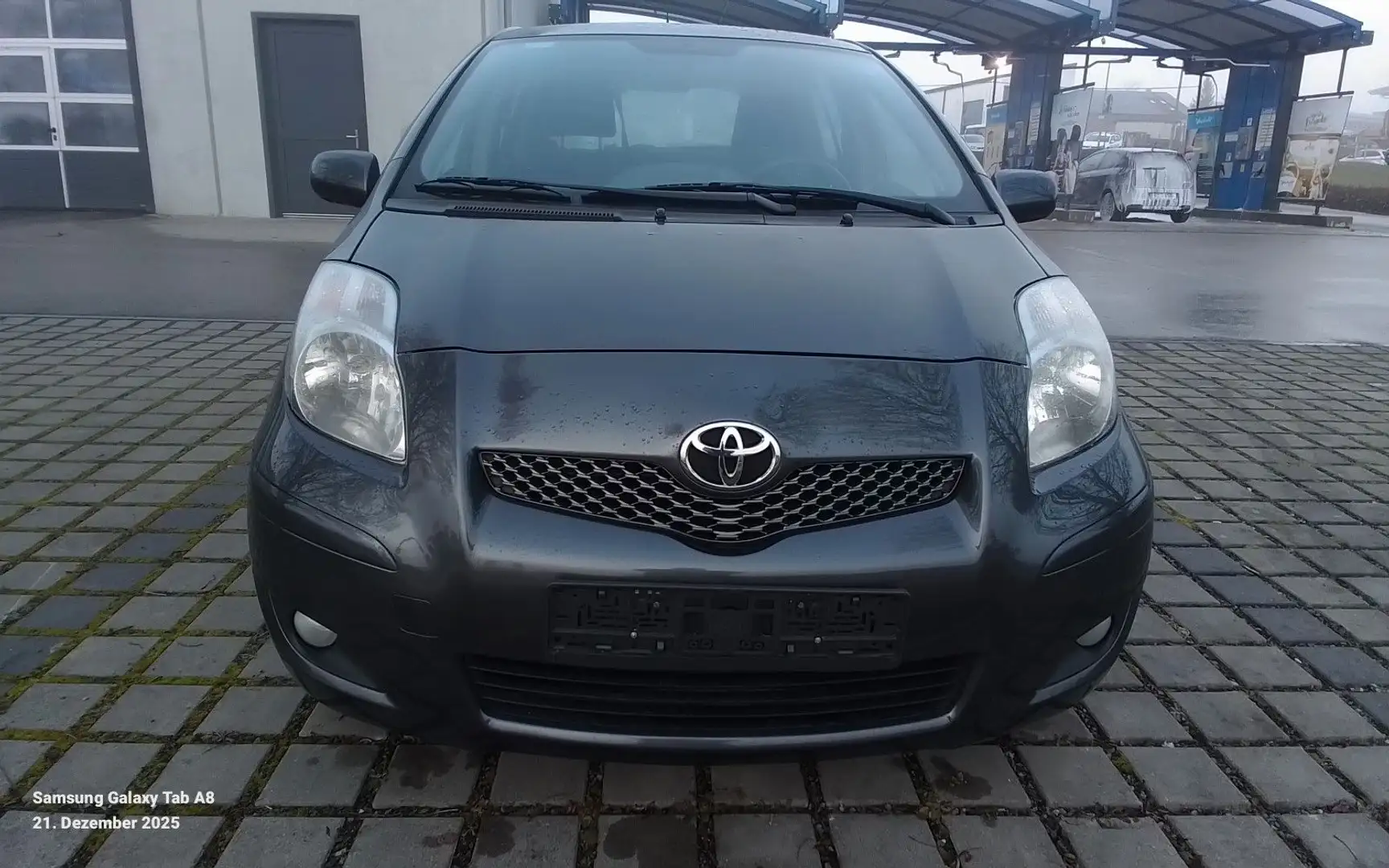 Toyota Yaris Sol Grau - 1