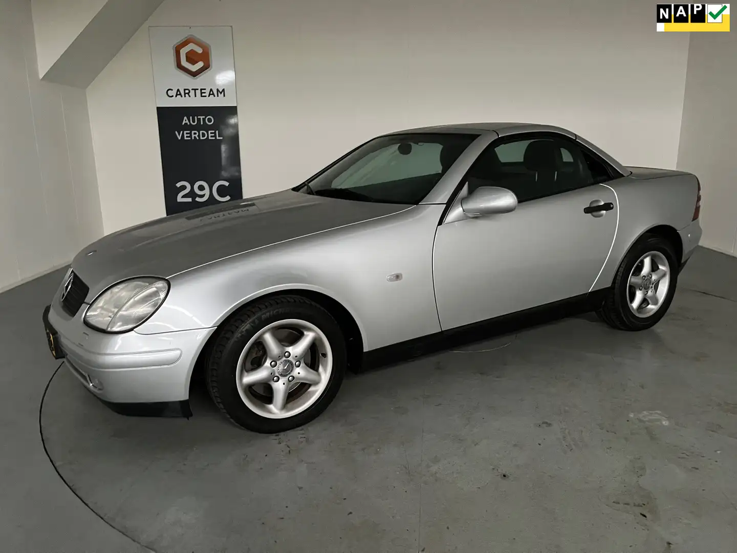 Mercedes-Benz SLK 200 Zeer netjes, dak werkt niet !!! Voor de doe het ze Grijs - 1