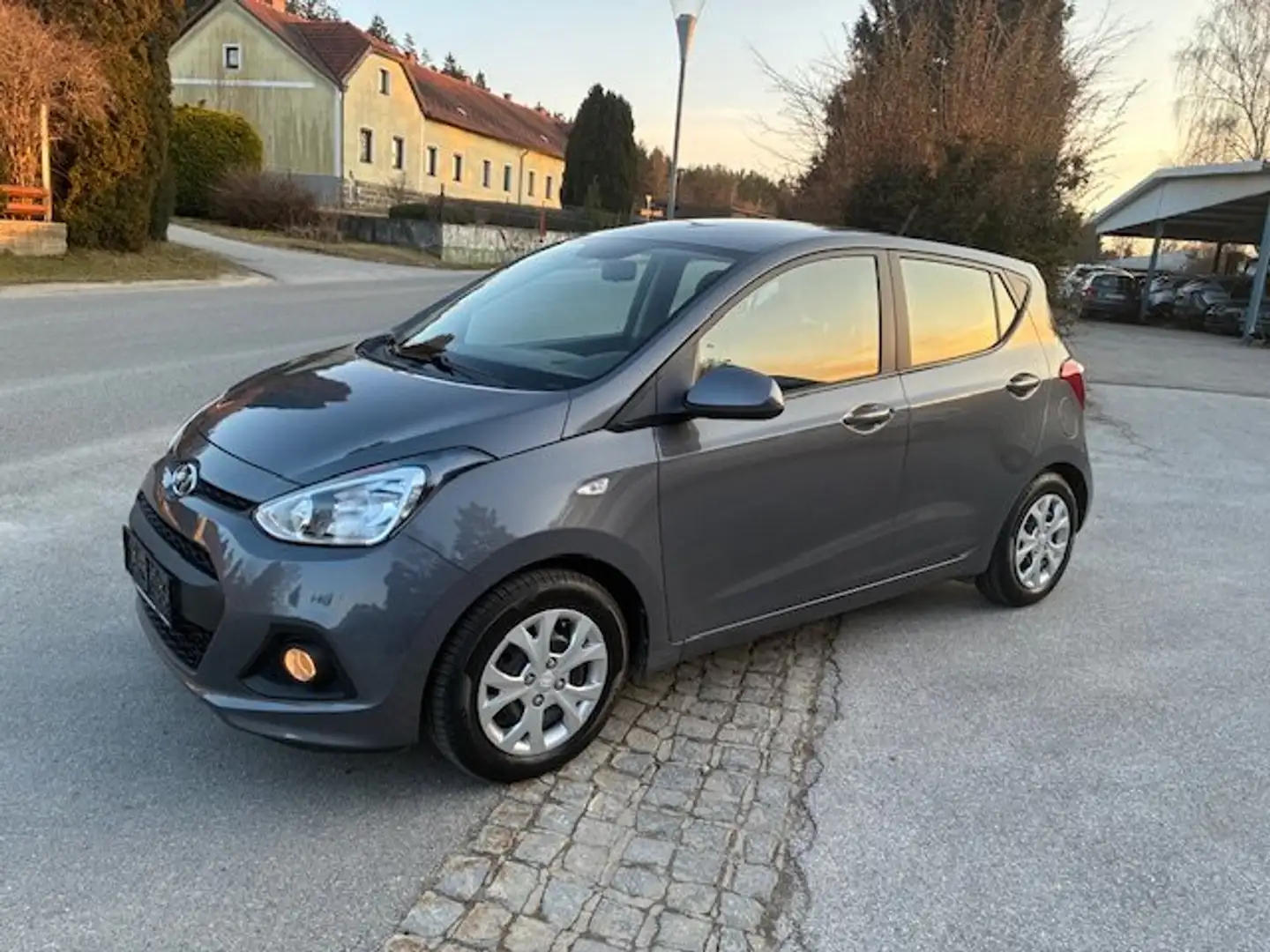 Hyundai i10 i10 1,0 Life Life Grau - 1