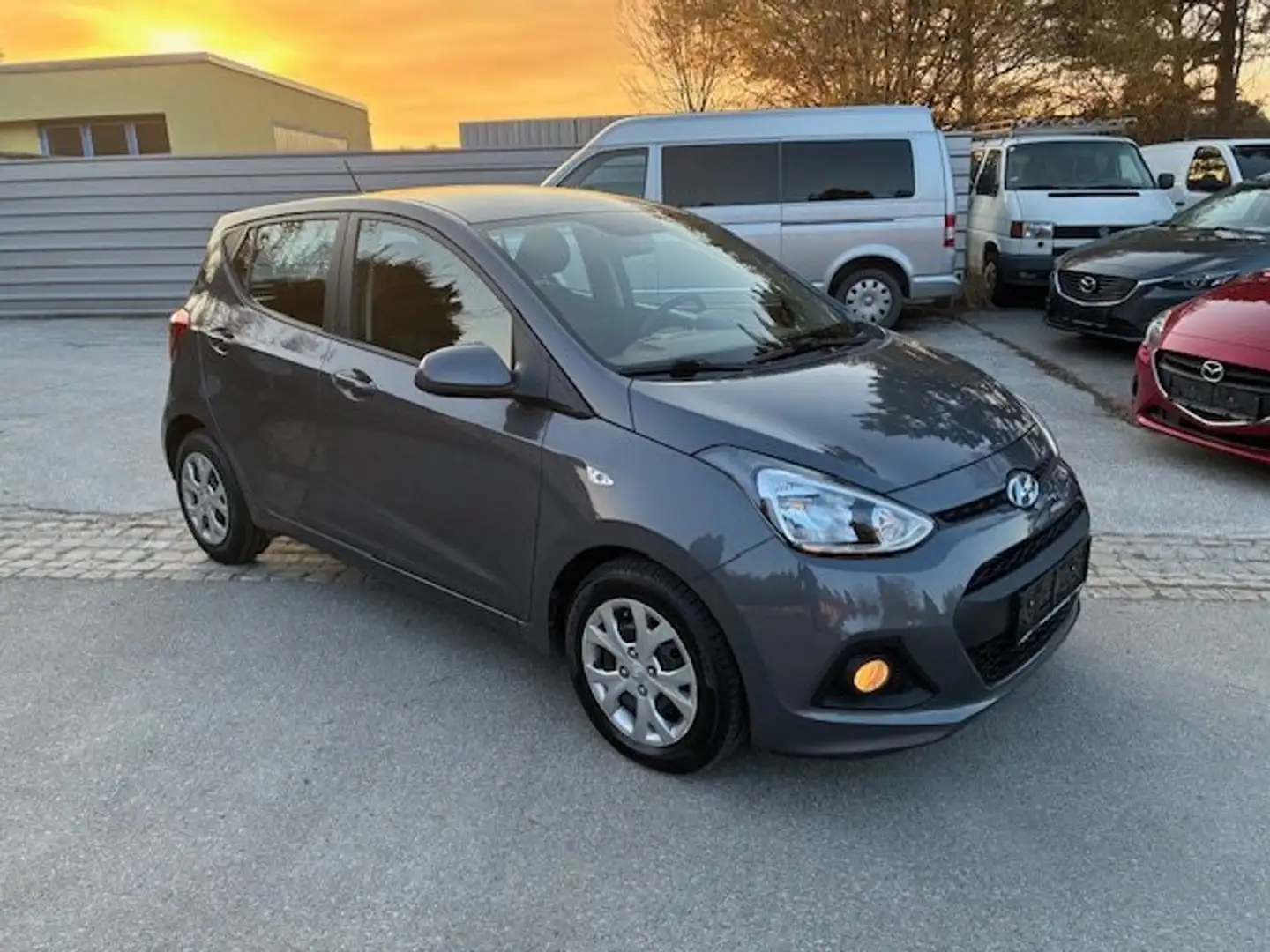Hyundai i10 i10 1,0 Life Life Grau - 2