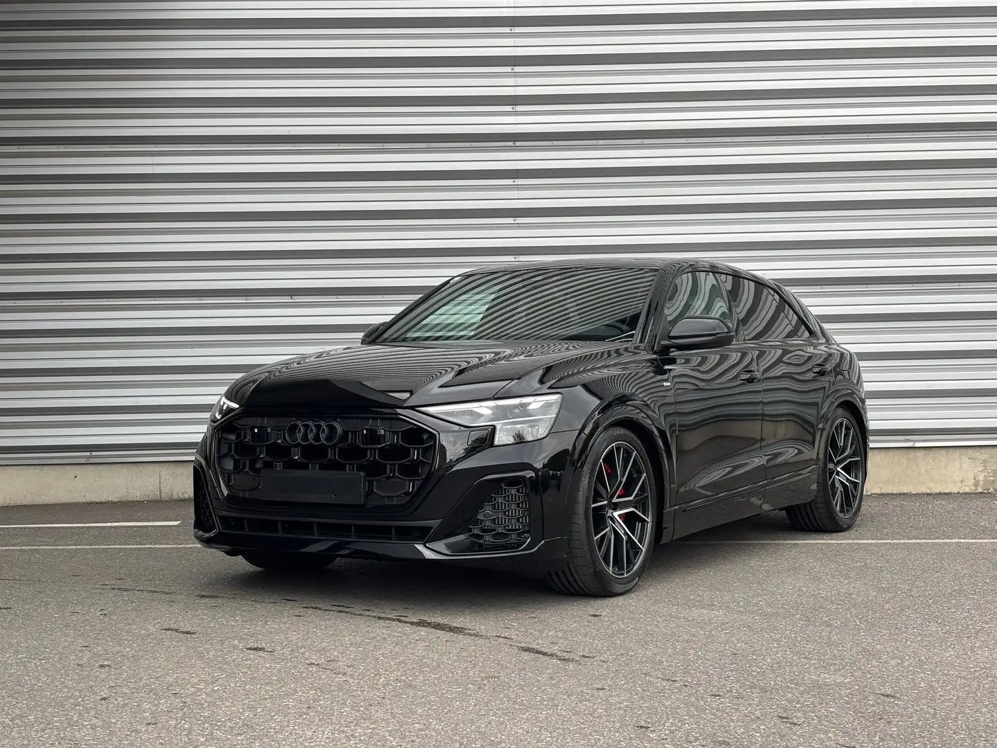 Audi Q8 TFSI e quattro 290 kW Schwarz - 1