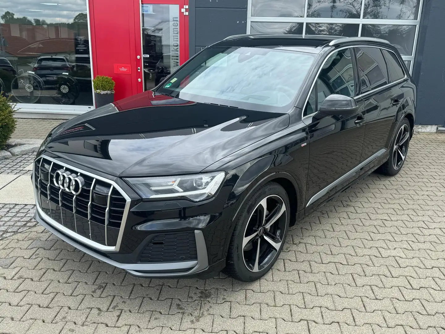 Audi Q7 50 TDI S-line qu.AHK 21-Alu LUFT Head-UP Černá - 2