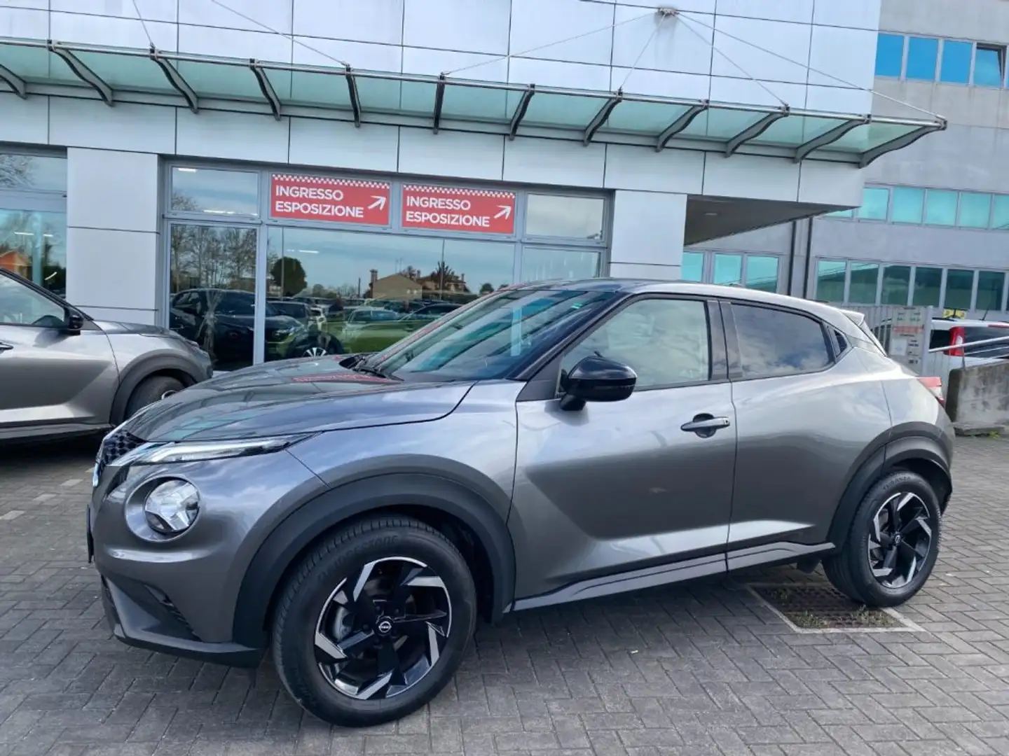 Nissan Juke 1.0 DIG-T 114 CV Acenta Grau - 1