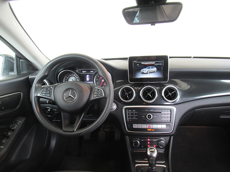 Mercedes-Benz CLA 180 d Shooting Brake *Teilledersitze *Navigationssy... — photo 11