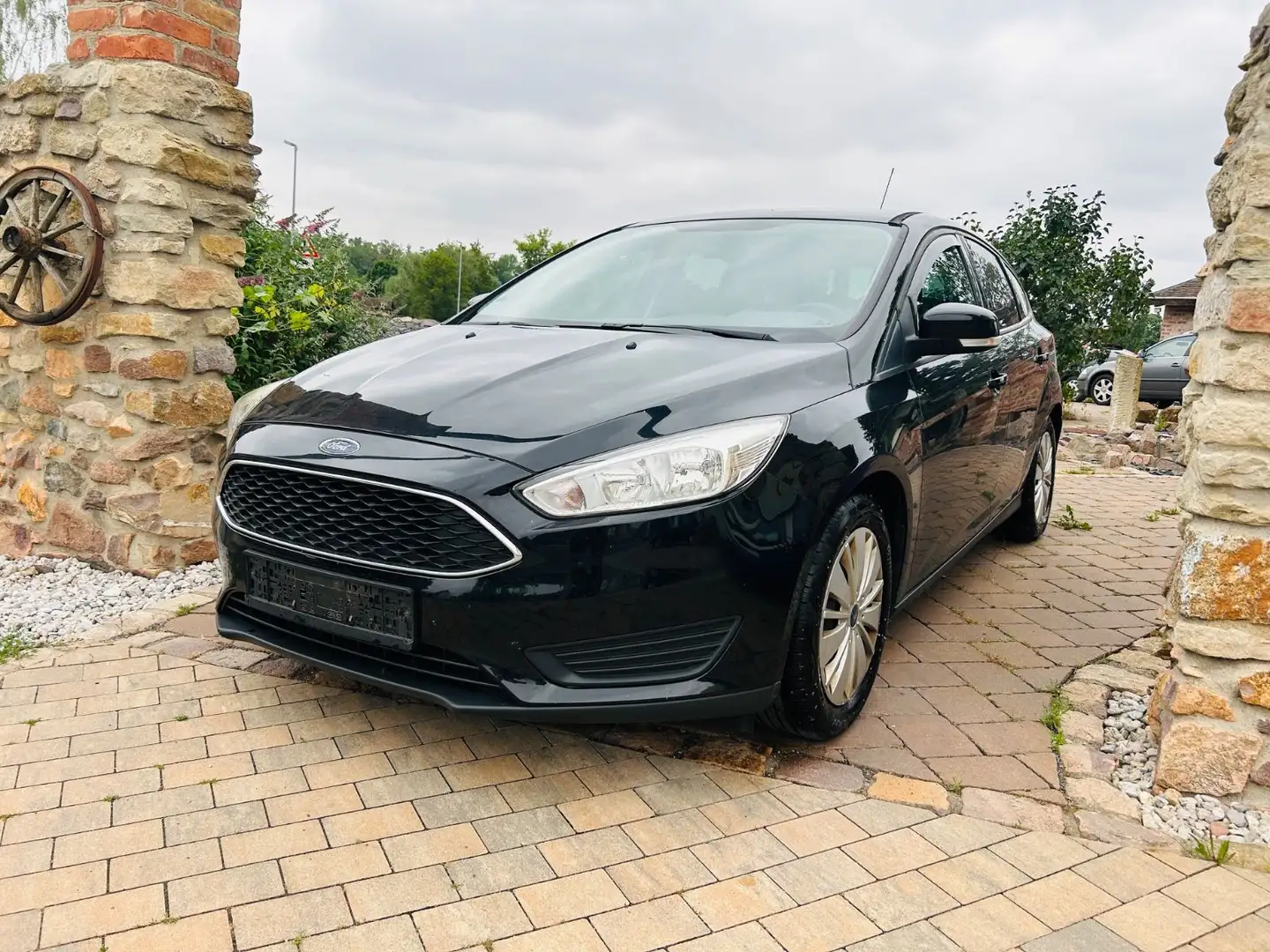 Ford Focus Lim. Trend 1.0 Sitzheizung Klima TÜV 11/26 Nero - 1