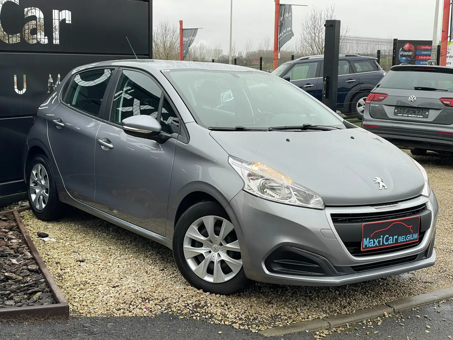 Peugeot 208 1.2i PureTech Like S/Climatisation/Cruise control Gris - 2