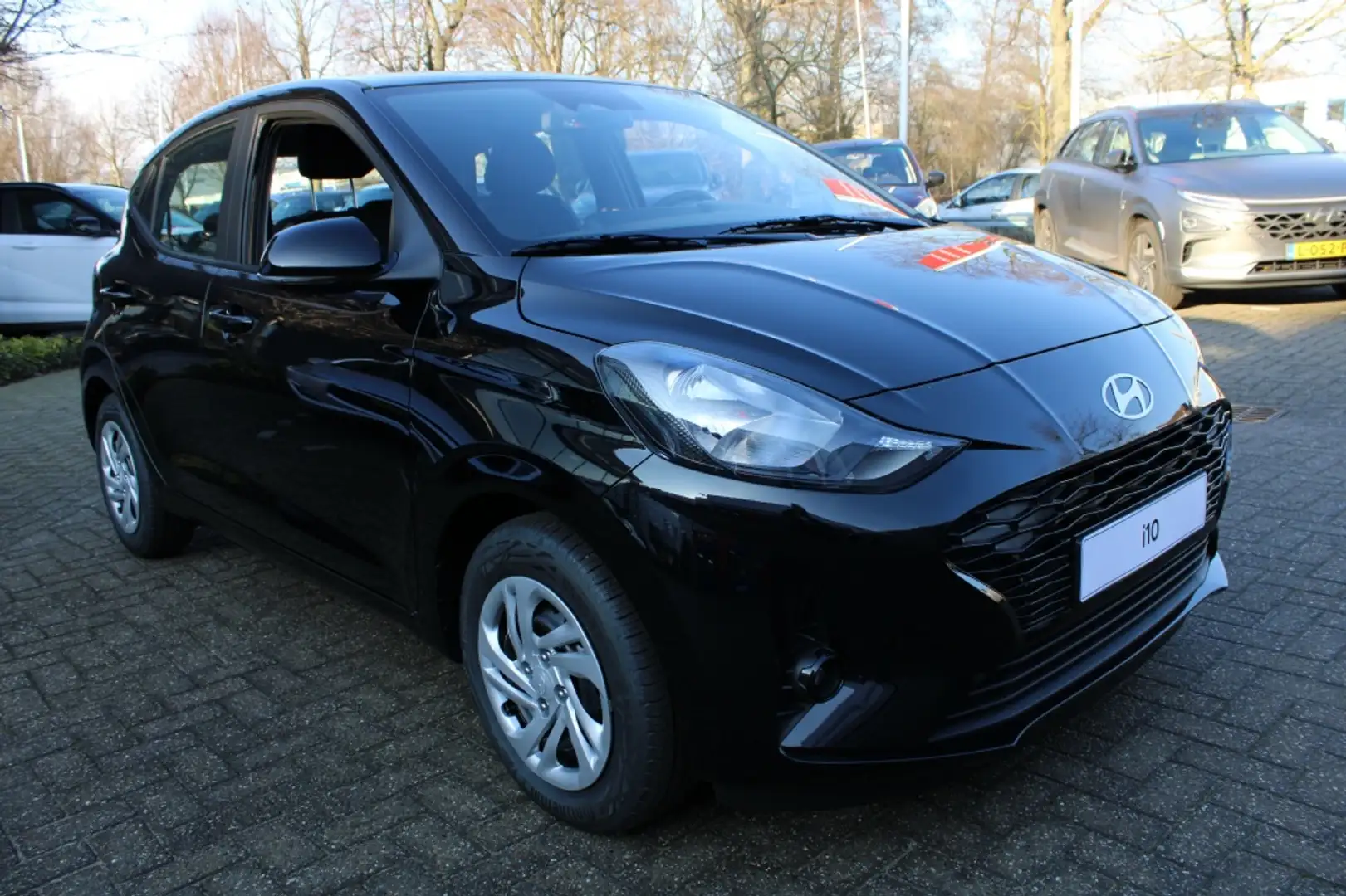 Hyundai i10 1.0 Comfort | Navi | Camera | Parkeersensoren | 4 Zwart - 2