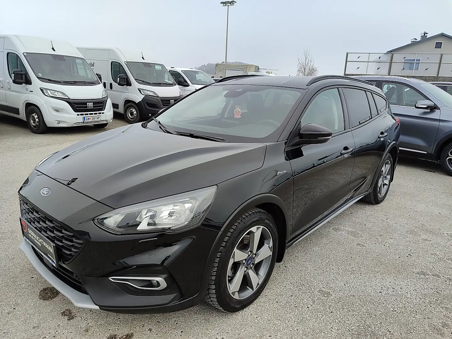 Ford Focus Traveller 1,0 EcoBoost Active Schwarz - 1
