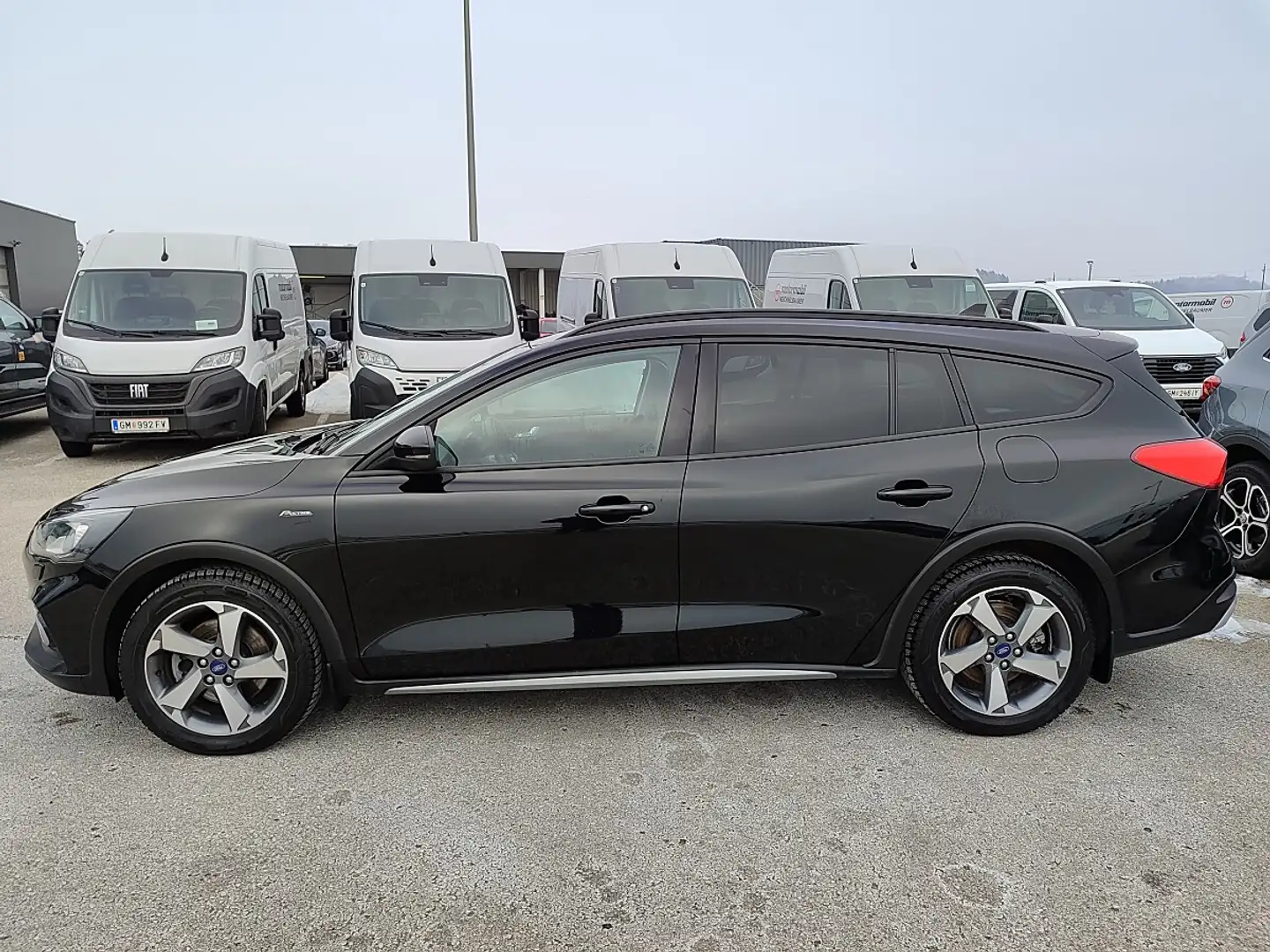 Ford Focus Traveller 1,0 EcoBoost Active Schwarz - 2
