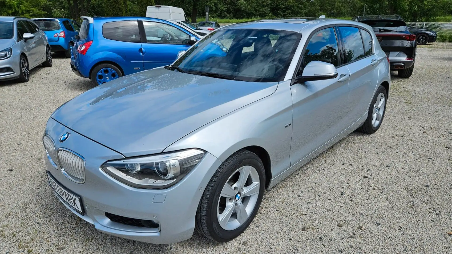 BMW 118 i Urban Line ATM 5-Türer NAVI TÜV NEU! Silber - 1