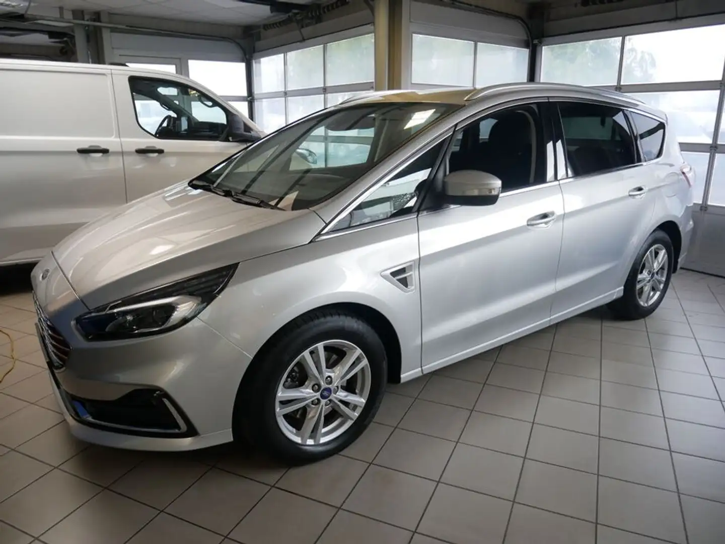 Ford S-Max Titanium Silber - 1