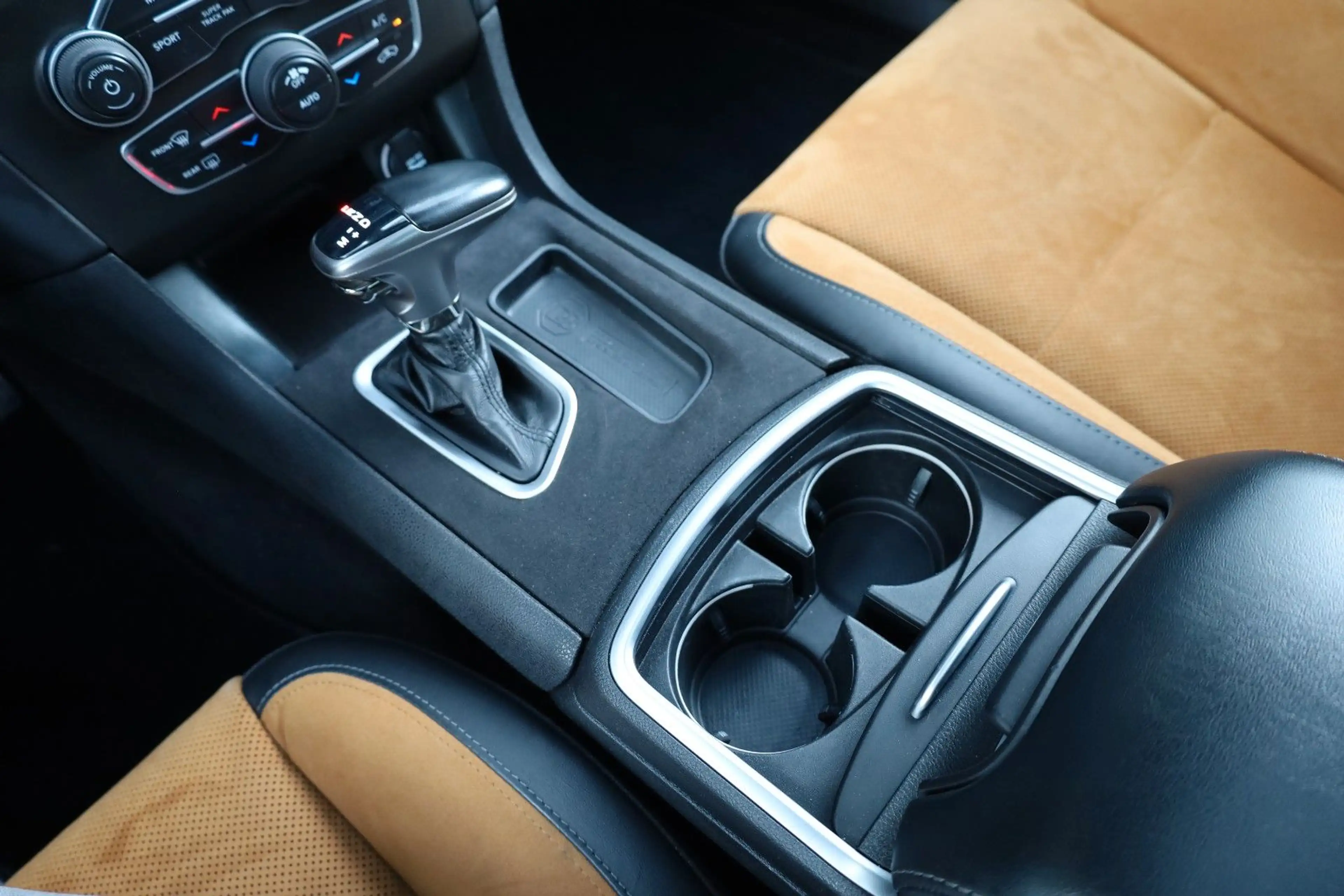 Dodge Charger 5.7 R/T/Alpine/PerfPages/KAMERA/SHZ/R20 — photo 14
