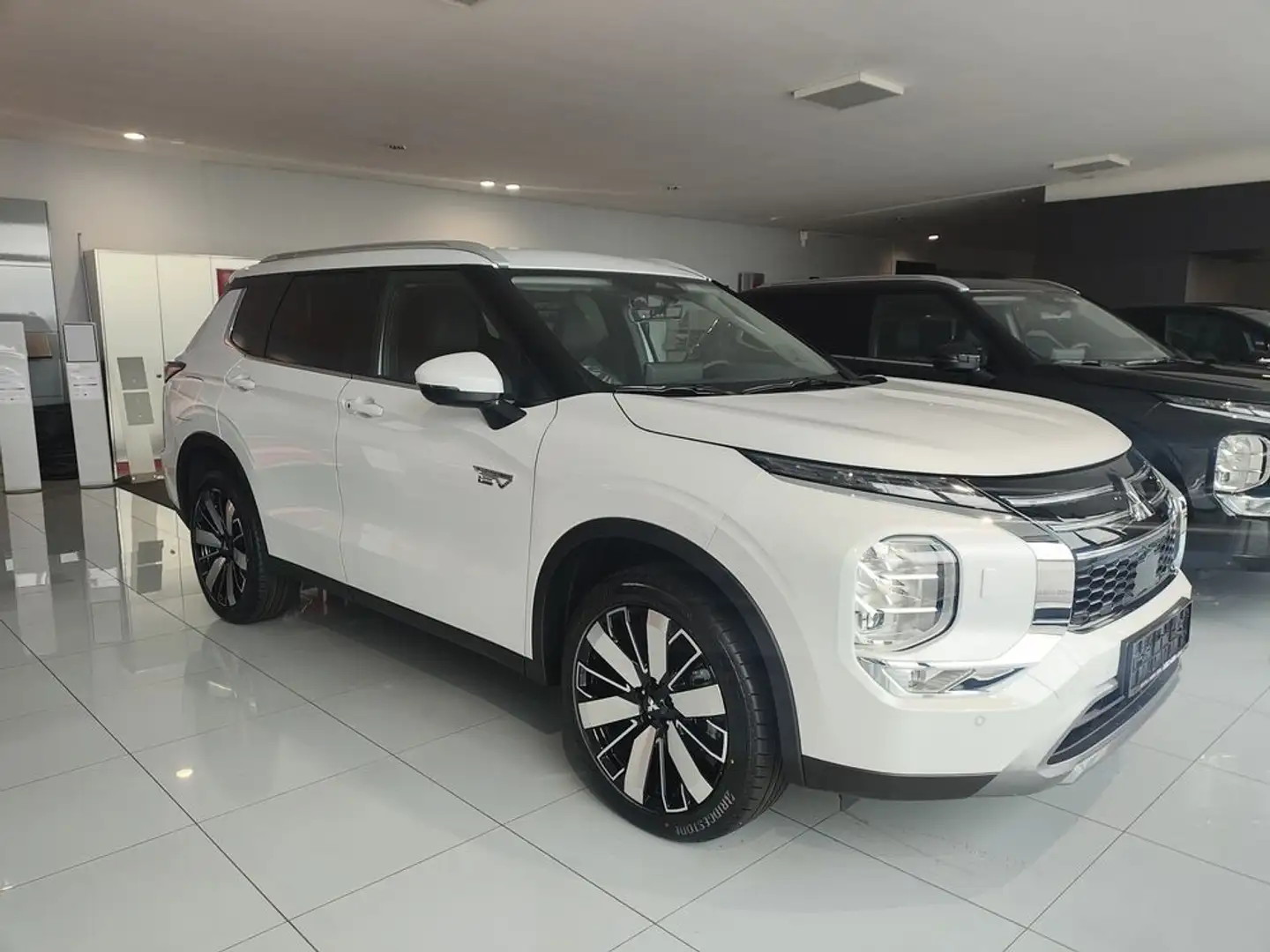 Mitsubishi Outlander Outlander 2,4 PHEV S-AWC Intense Weiß - 2