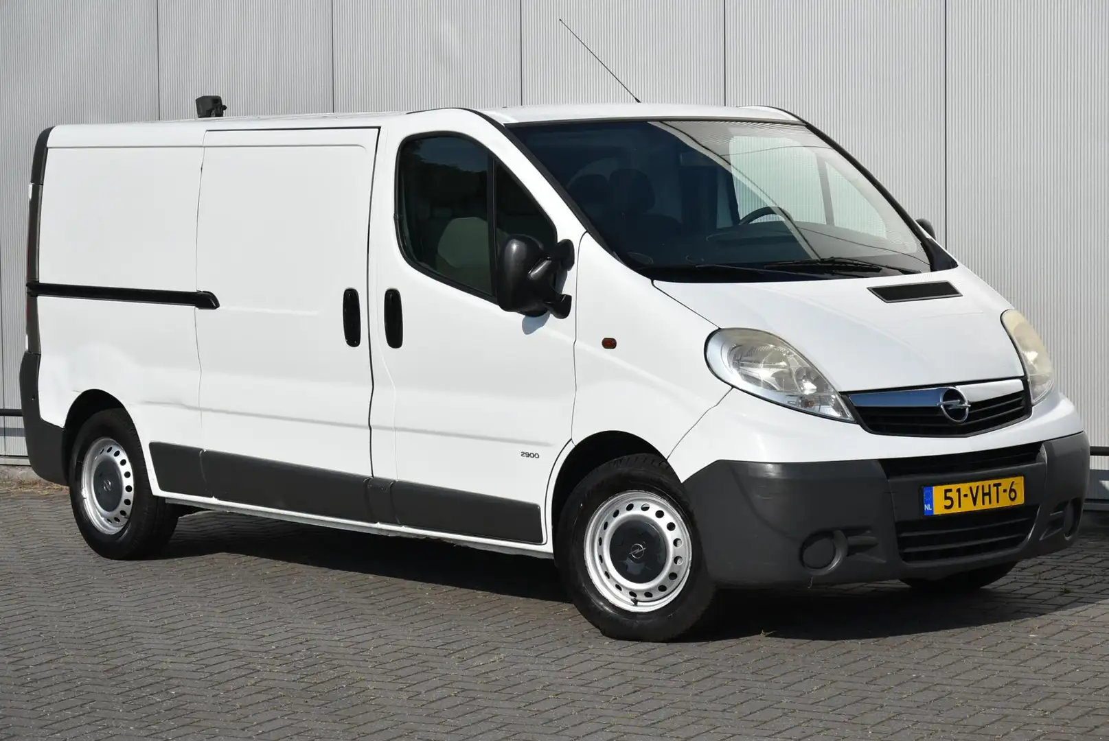 Opel Vivaro bestel 2.5 CDTI L2H1 146 Pk Airco Trekhaak NAP! Wit - 1