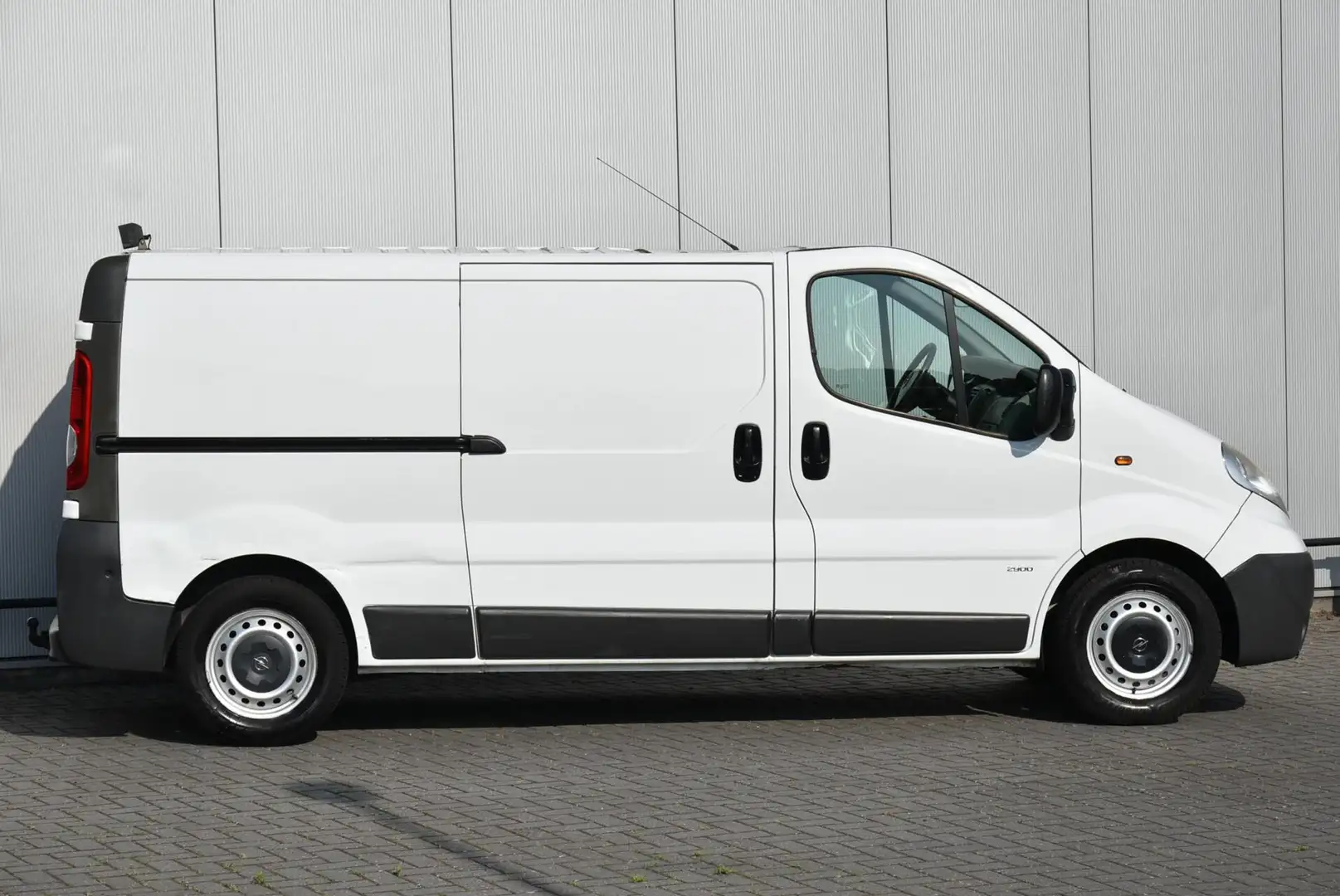 Opel Vivaro bestel 2.5 CDTI L2H1 146 Pk Airco Trekhaak NAP! Wit - 2