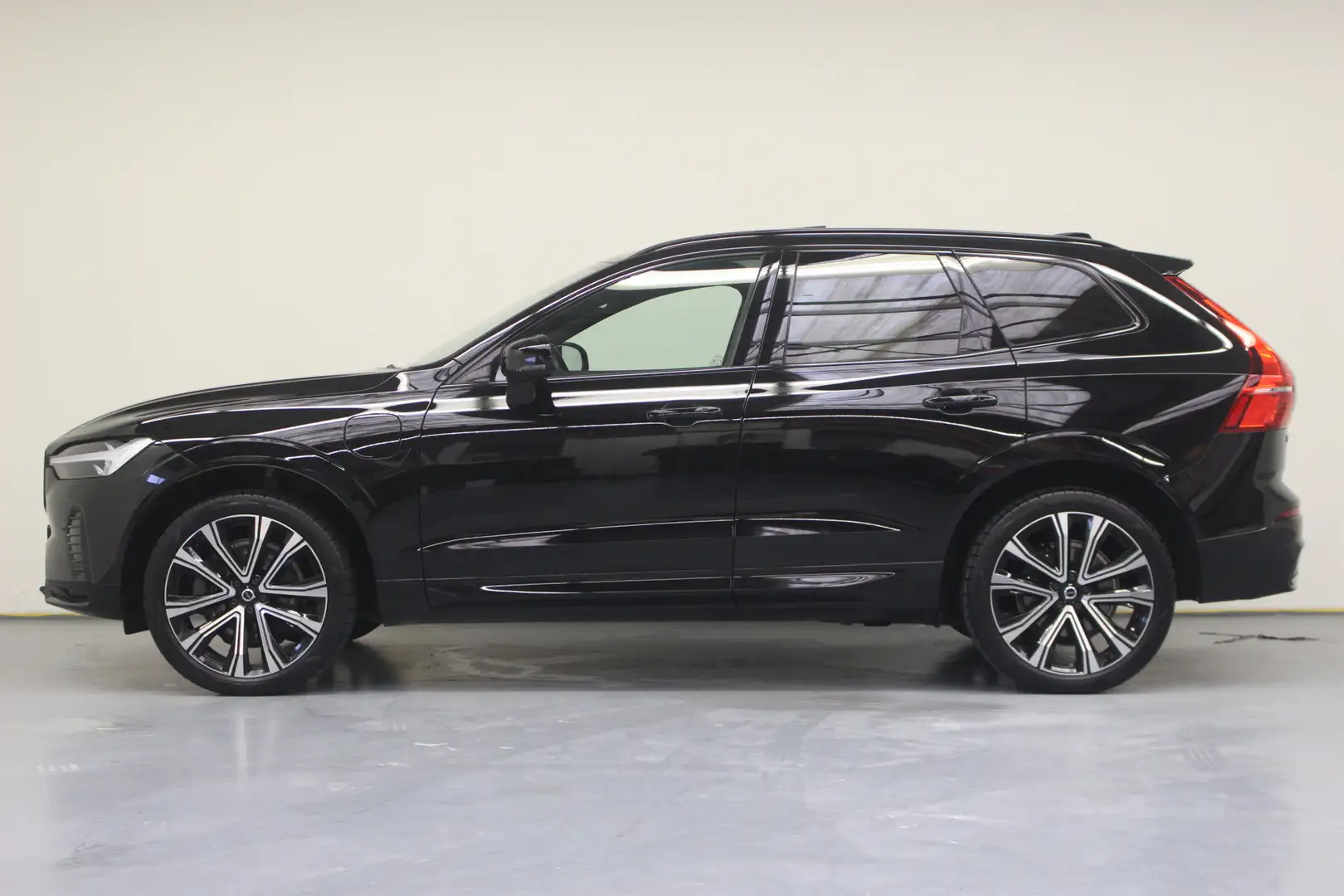 Volvo XC60 T6 Plug-in hybrid AWD R-Design | Rijklaarprijs | T Zwart - 2