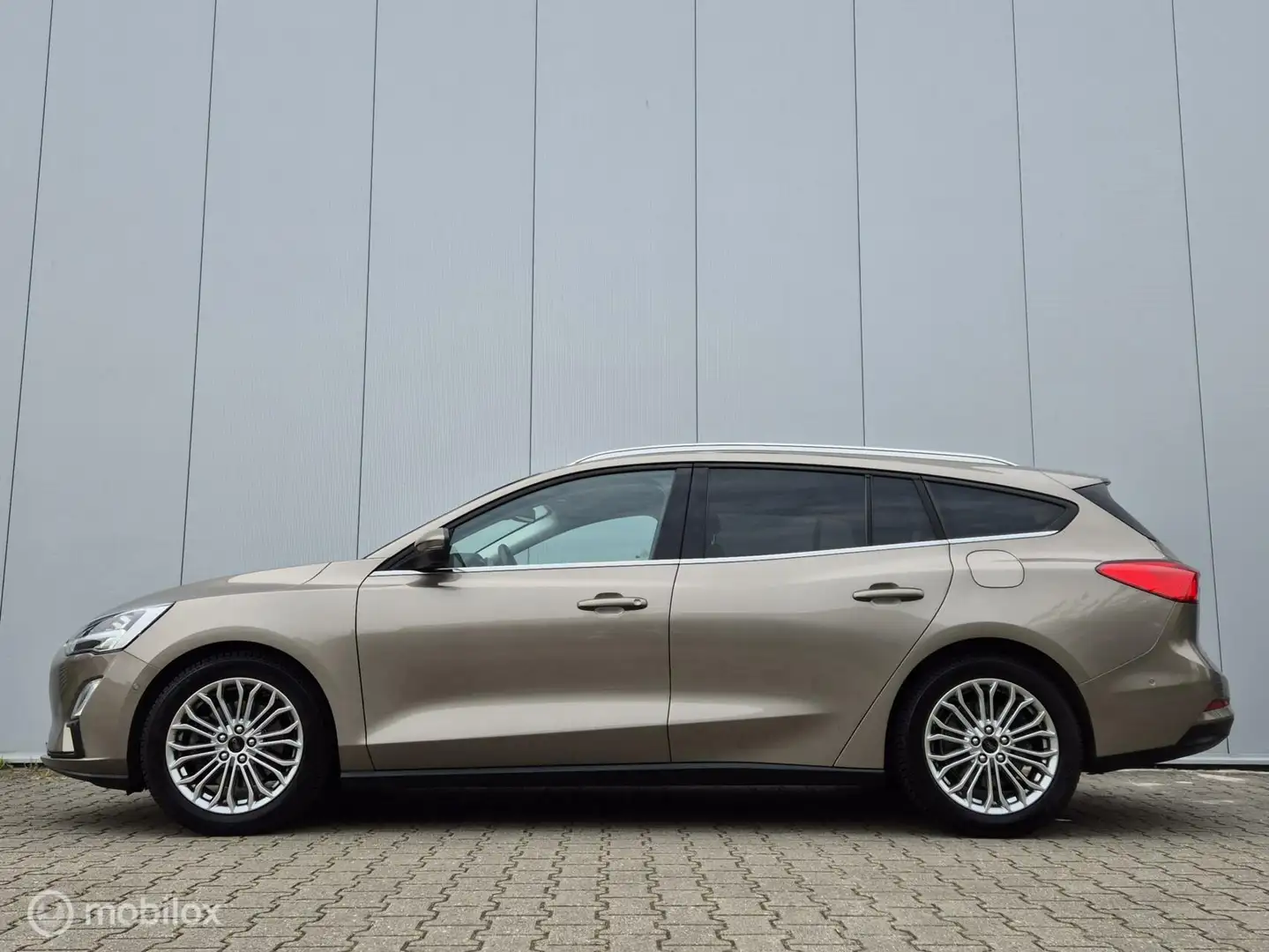 Ford Focus Wagon 1.0 ECOBOOST TITANIUM AUTOMAAT/LEDER/B&O/TRE Grijs - 2