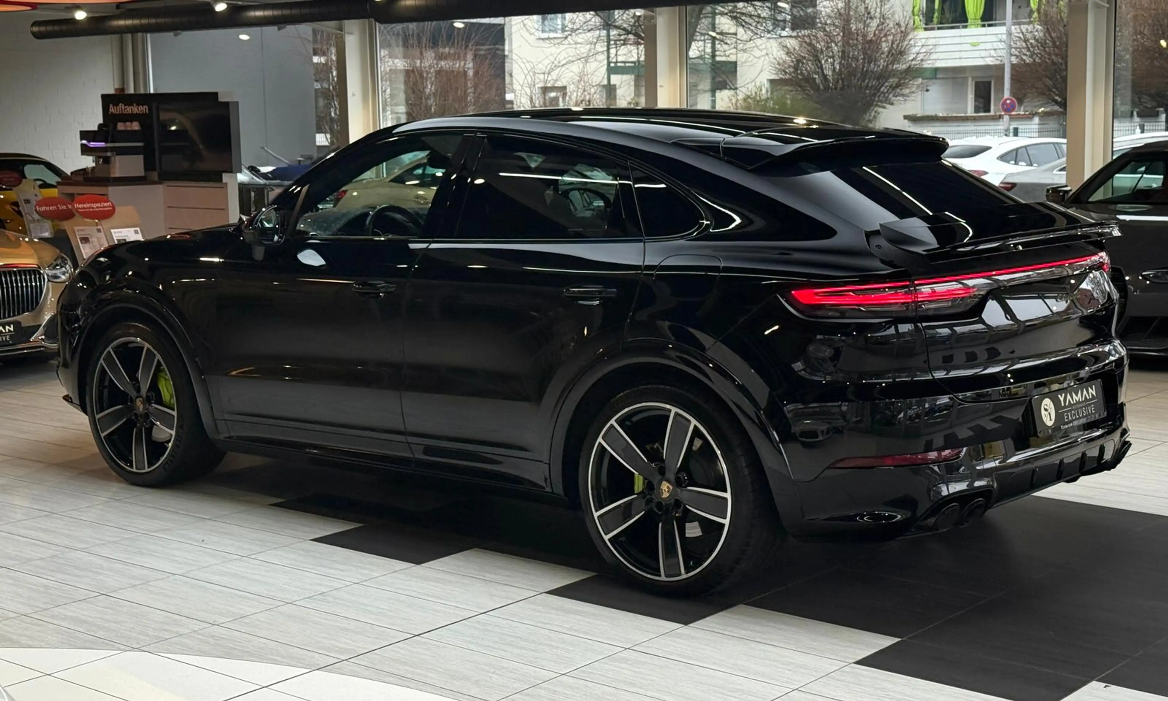 Porsche Cayenne Coupe E-Hybrid Platinum Edition HuD — photo 8