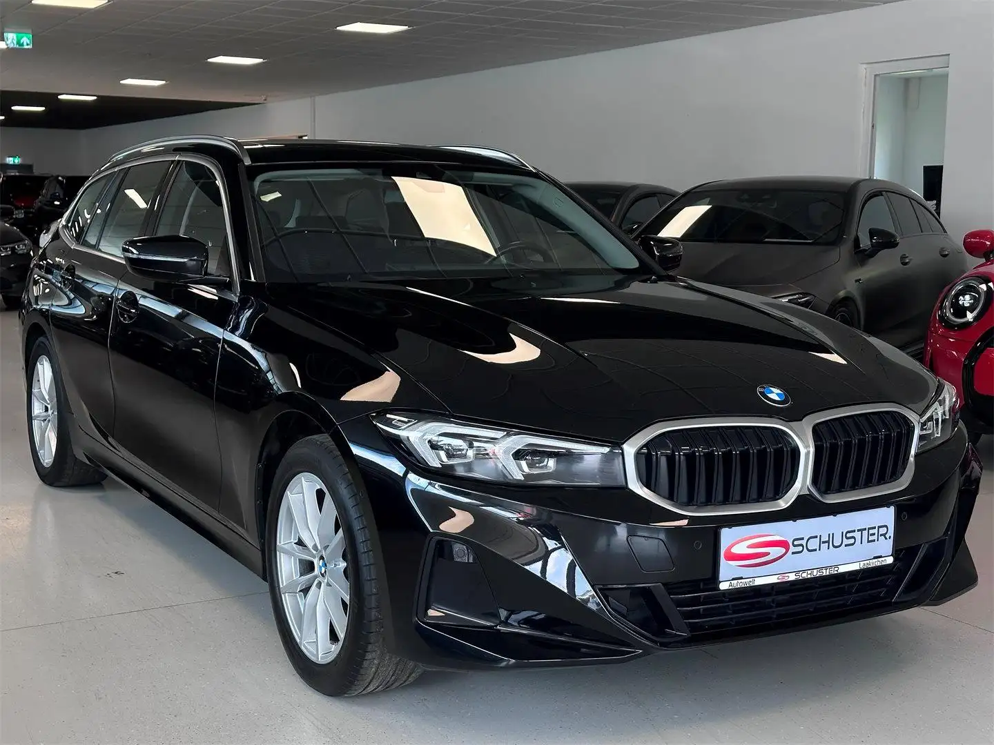 BMW 320 i Touring AT *Panoramadach* Schwarz - 2