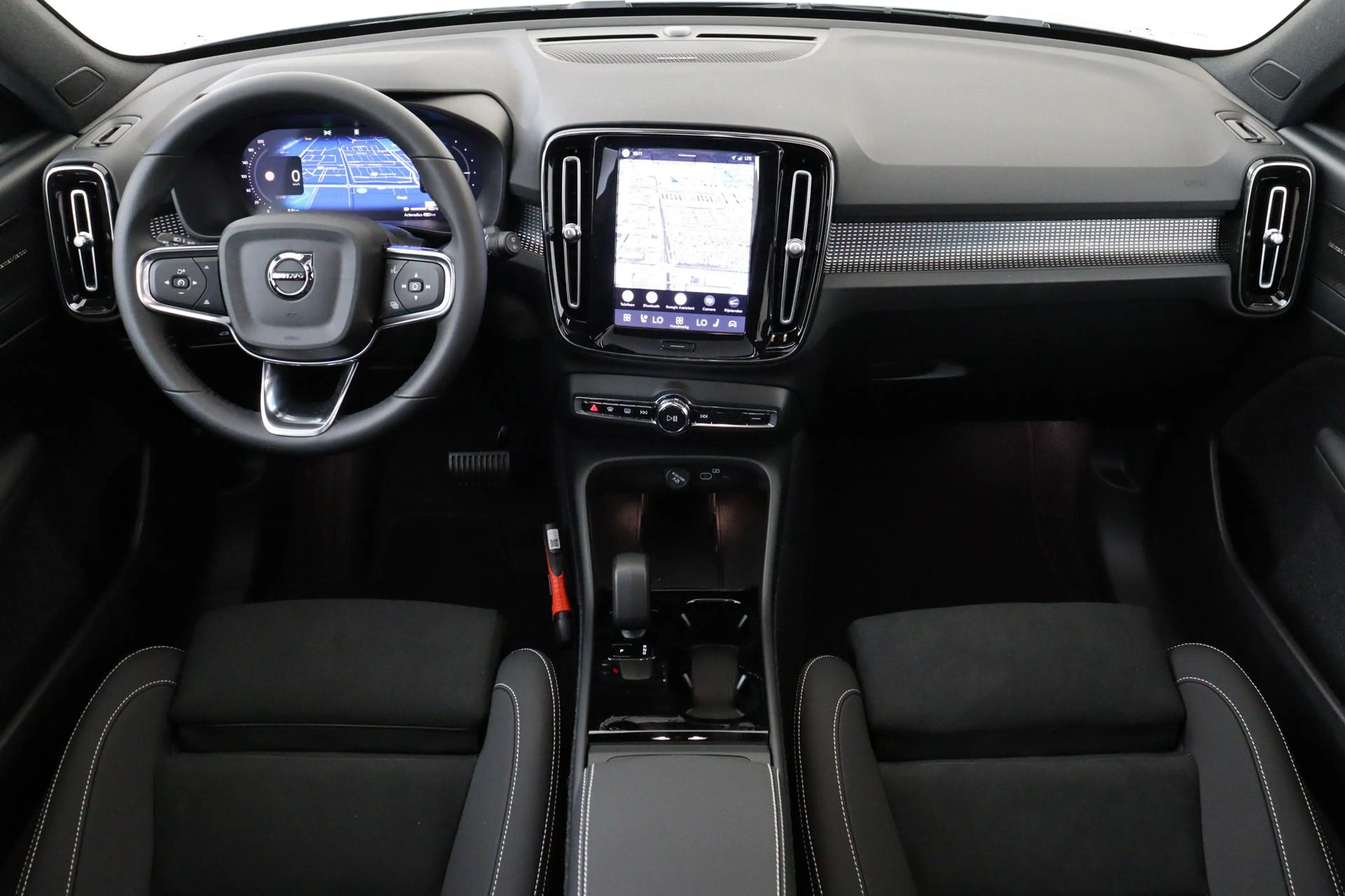 Volvo EX40 TWIN MOTOR ULTRA EUROPA 82 kWh -PANO.DAK|HARMAN/KA — photo 4