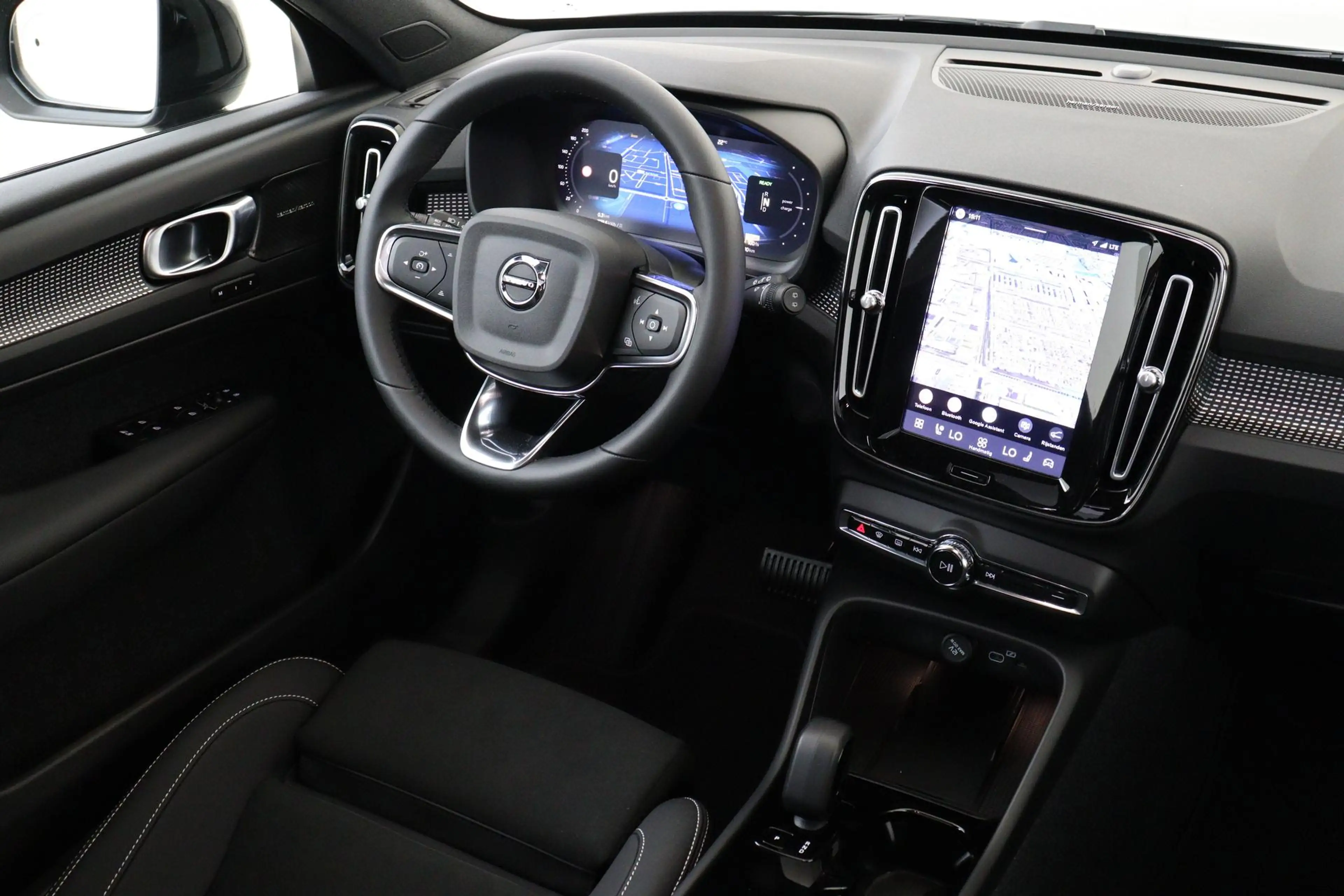 Volvo EX40 TWIN MOTOR ULTRA EUROPA 82 kWh -PANO.DAK|HARMAN/KA — photo 6