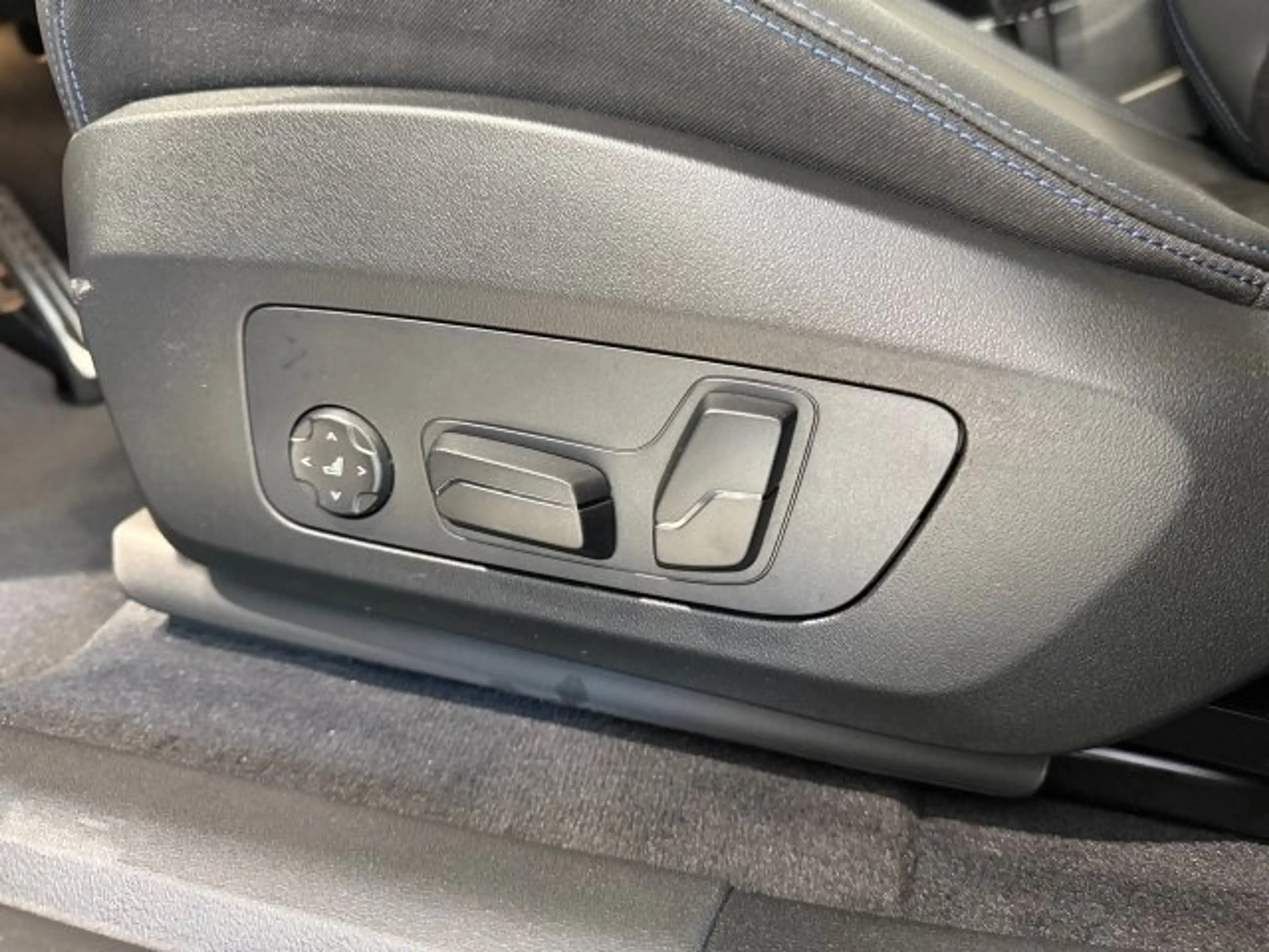 BMW iX2 eDrive20 U10 HB0 — photo 15