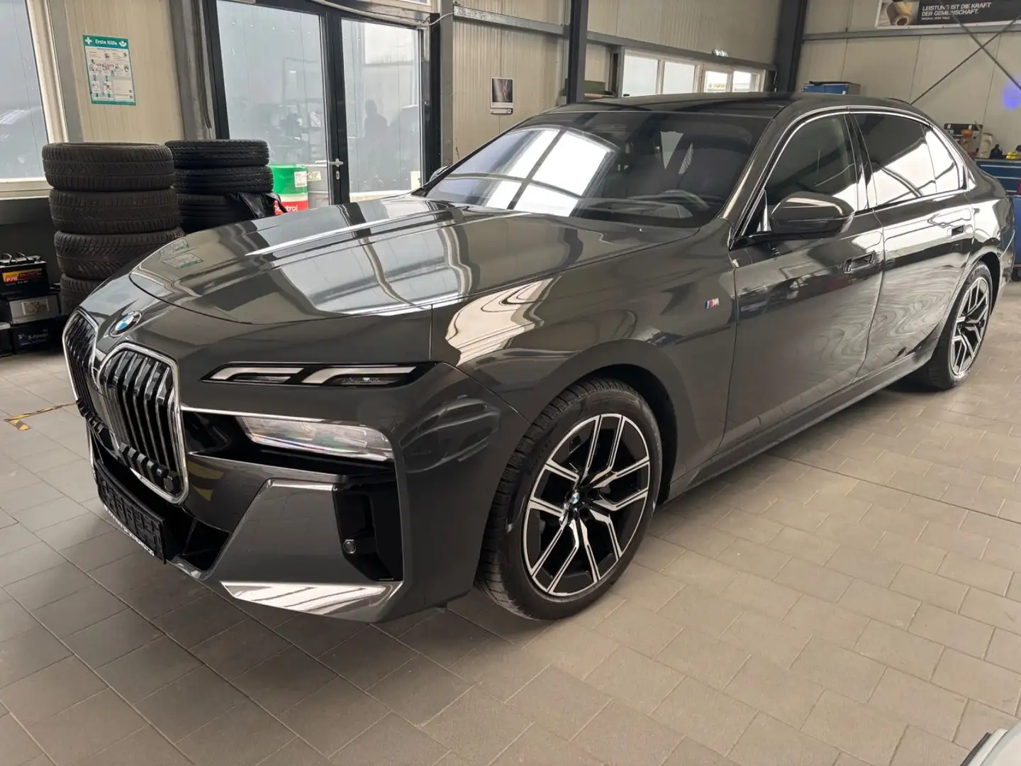BMW 740 d xDrive MSport Iconic SkyDACH Standhzg Gris - 1