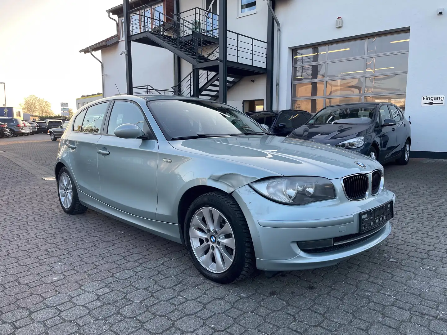 BMW 118 118i Limousine, PDC, 2-Zonen-Klima, Advantage Verde - 2