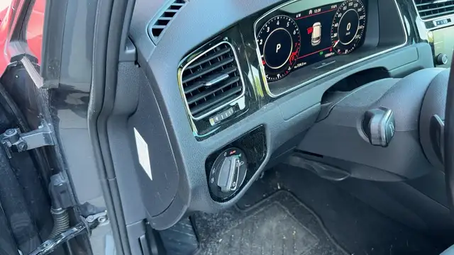 Volkswagen Golf view 9