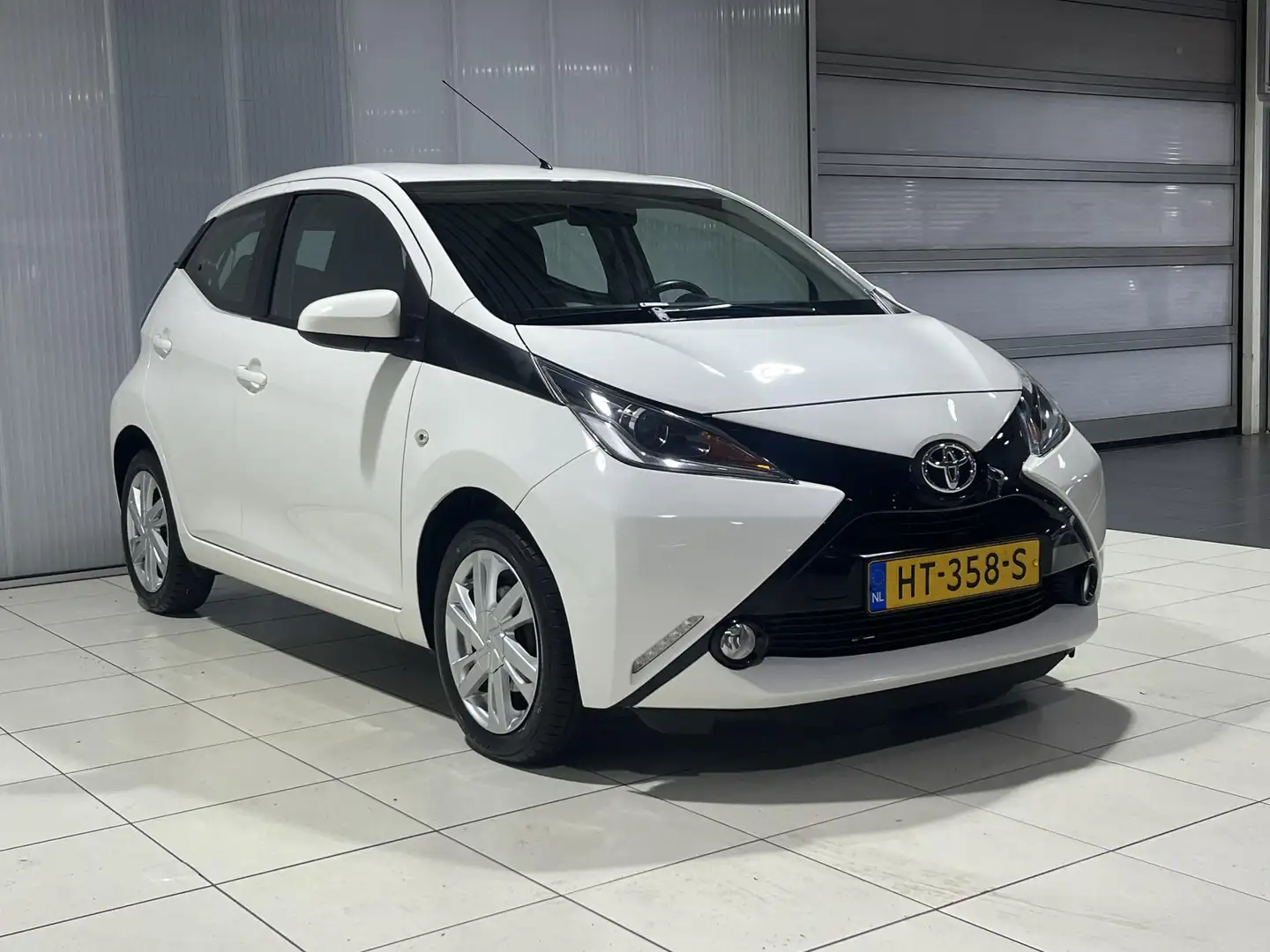 Toyota Aygo 1.0 VVT-i x-play | Dealer onderhouden | Nieuwe kop Wit - 2