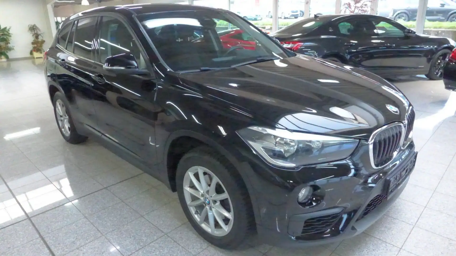 BMW X1 sDrive 18 i Advantage AUTOMATIK-NAVI-KLIMAAUT Nero - 1