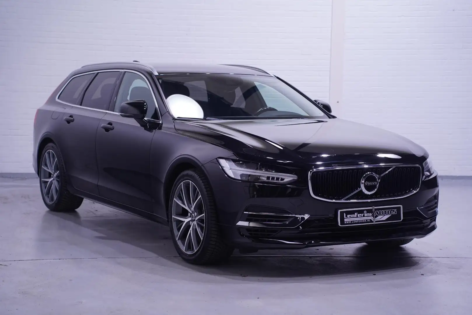 Volvo V90 2.0 T8 AWD Momentum Navi Stuur- en stoelverwarming Zwart - 2