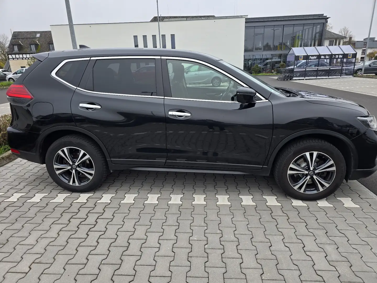 Nissan X-Trail Acenta Schwarz - 2