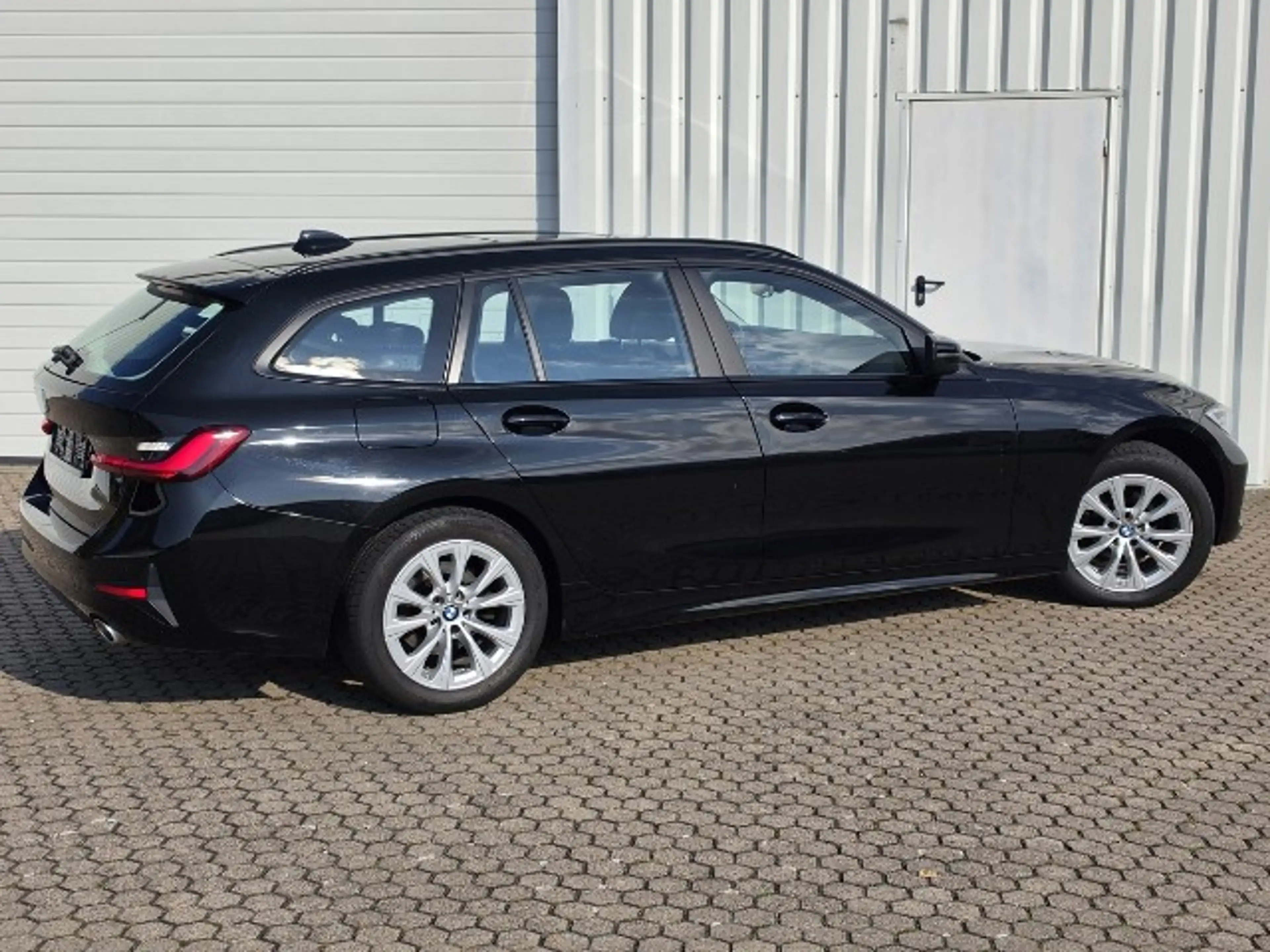 BMW 318 d*Sportsitze*Pano*Live Cockpit Prof.*DAB*LED — photo 4