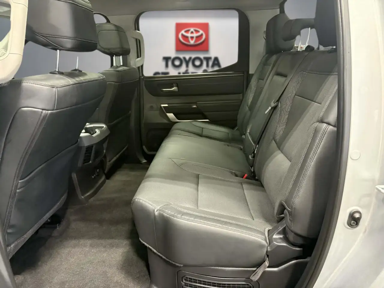 Toyota Tundra снимка Toyota Tundra