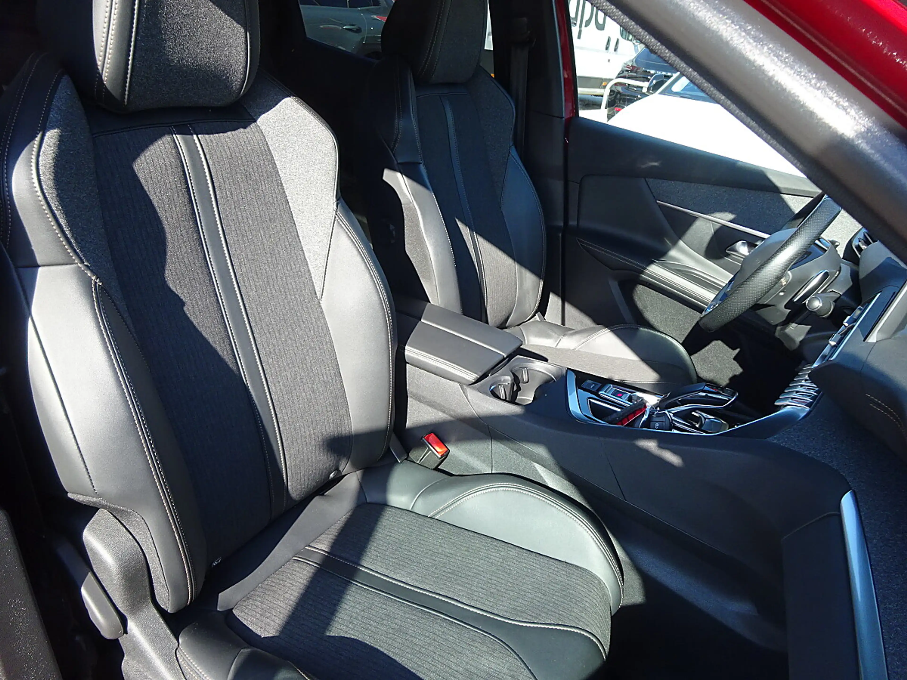 Peugeot 3008 1,2 PureTech 130 S&S EAT8 GT Line — photo 4