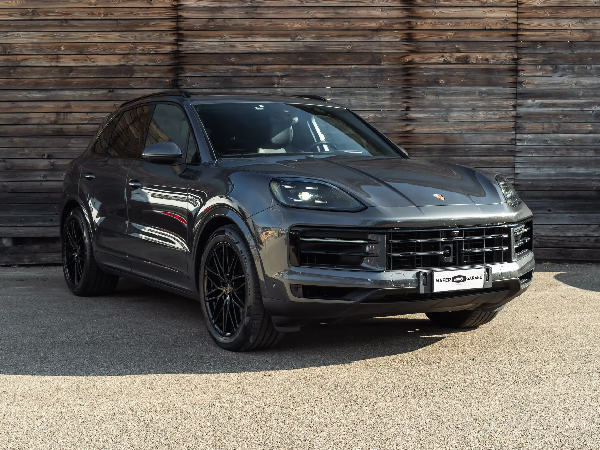 Porsche Cayenne 2024 실버 사진 3