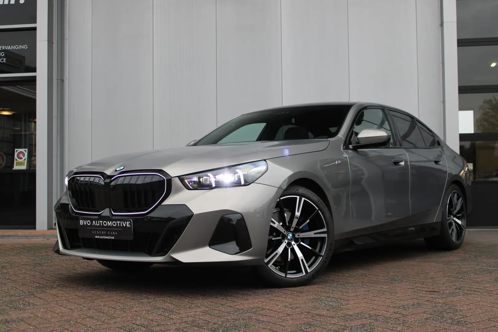 BMW 520 5-serie 520i M-Sport HeadUp H/K Pano Driving Pro T Grijs - 1