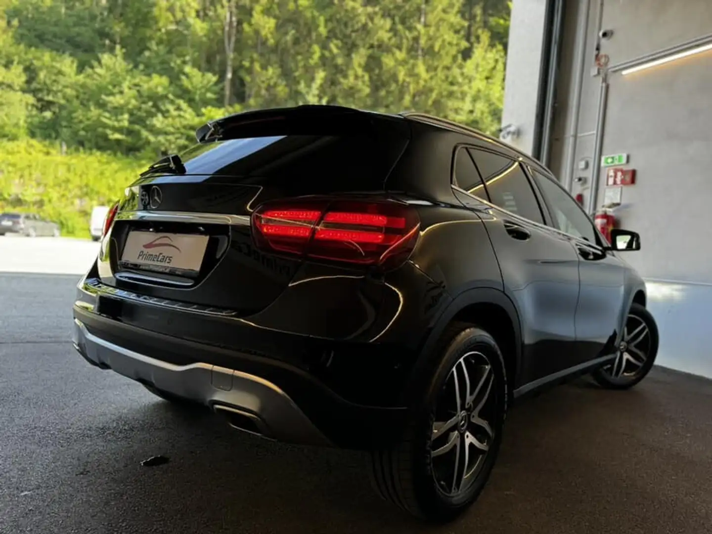 Mercedes-Benz GLA 180 Urban/LED/KEYLESS-ENTRY-GO/NAVI/ Schwarz - 2