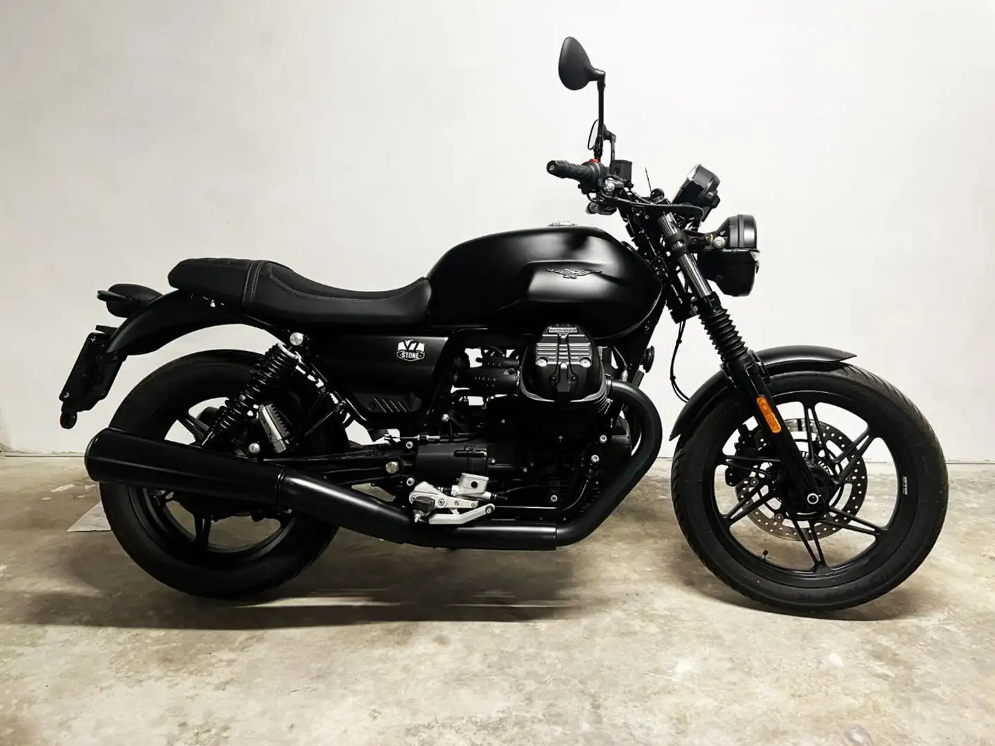 Moto Guzzi V 7 Stone Nero - 1