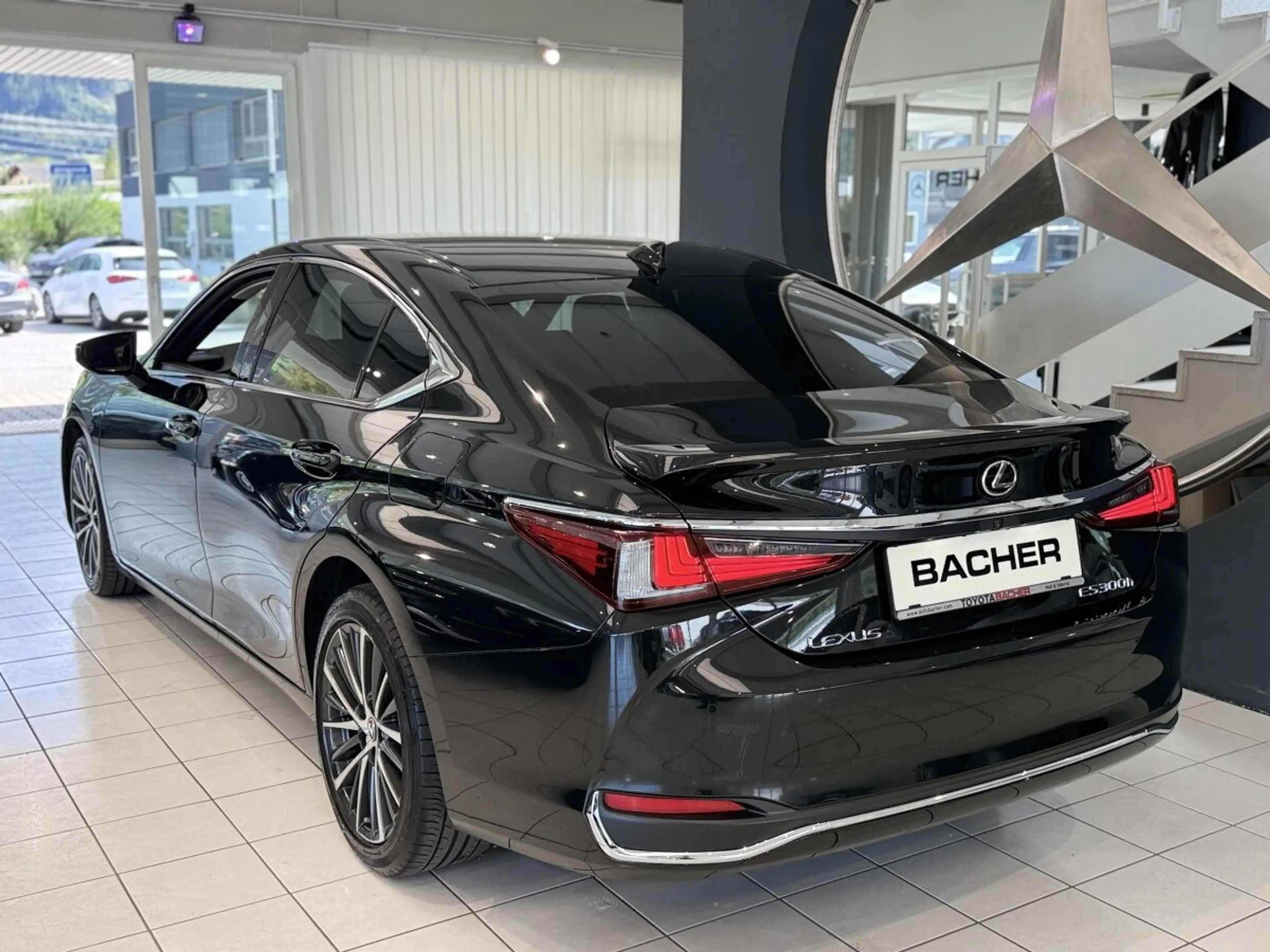Lexus ES 300 h — photo 5