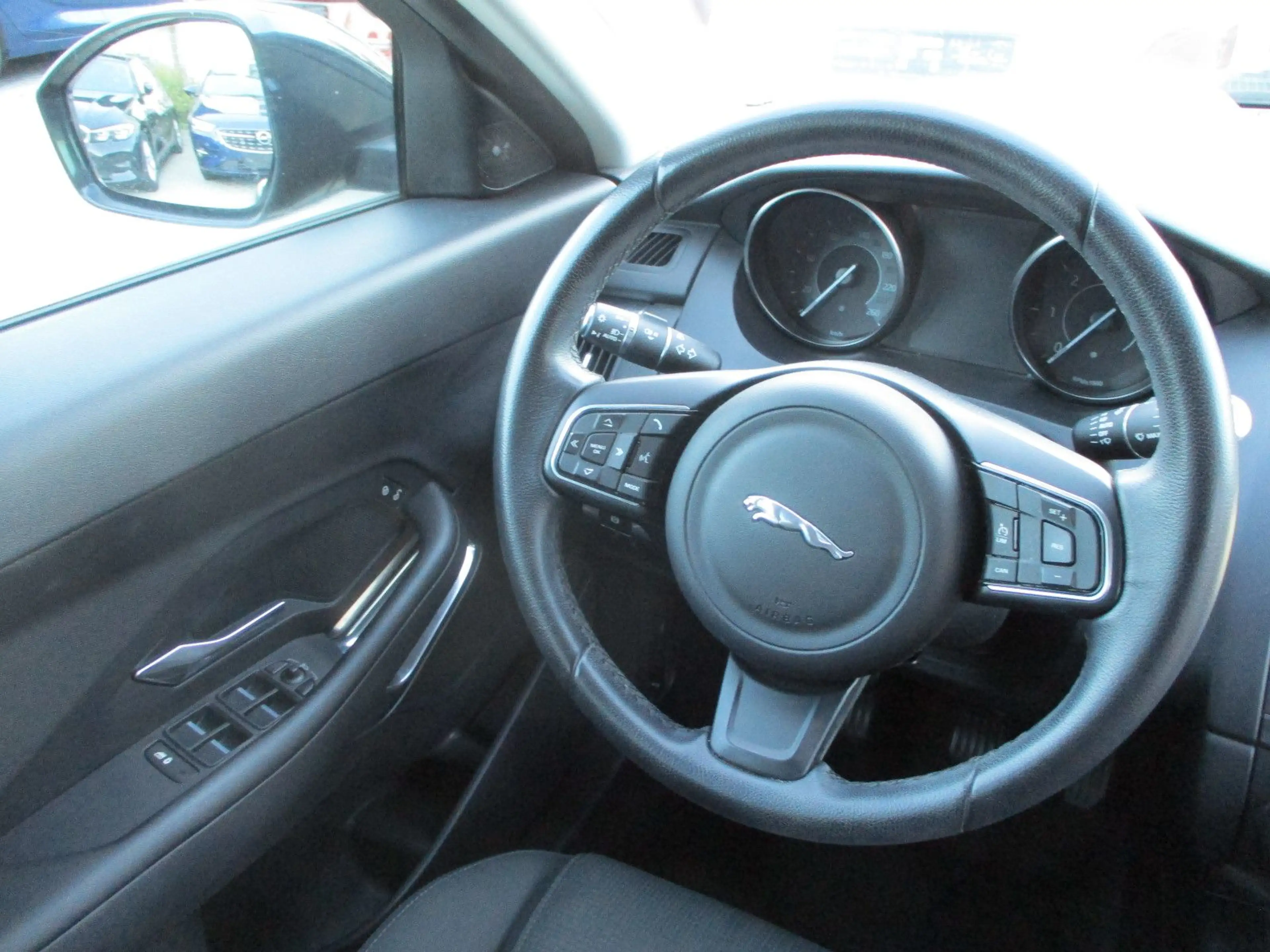 Jaguar E-Pace D NAVI KAMERA LED SPURH SITZHE TEMPOM PDC — photo 8