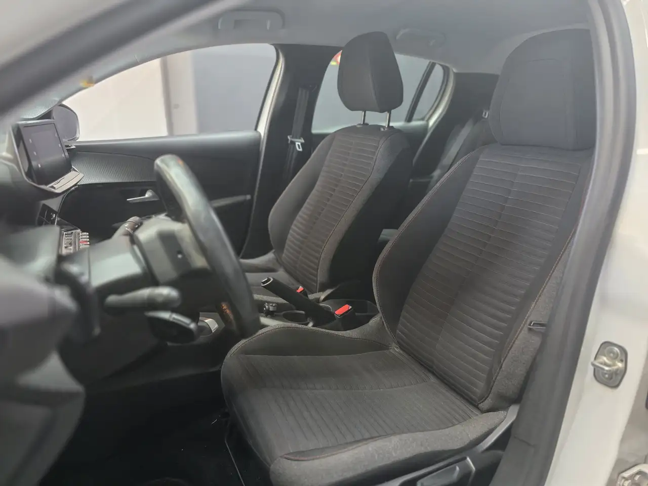 Peugeot 208 208 — photo 9